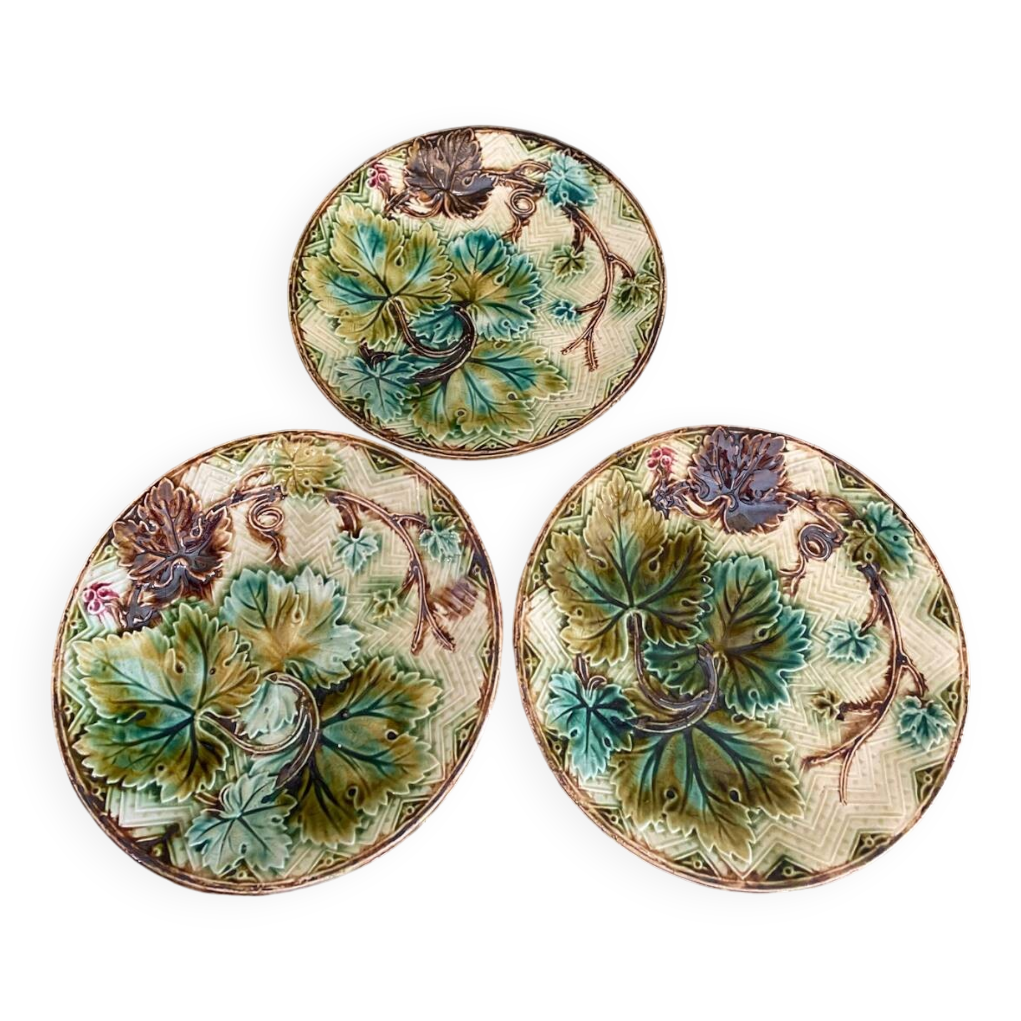 3 assiettes en barbotine