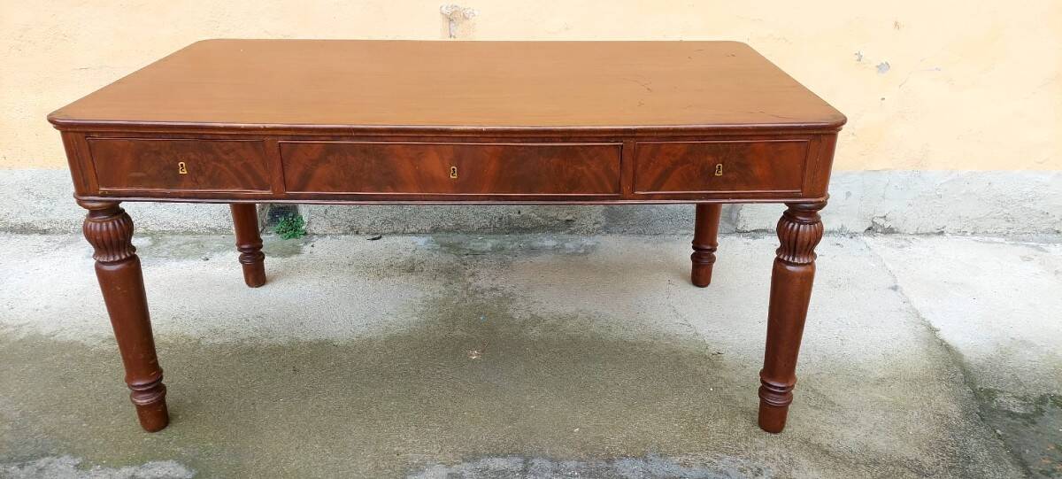 Antique writing table in mahogany, Louis Philippe style, Austria, 19th century.