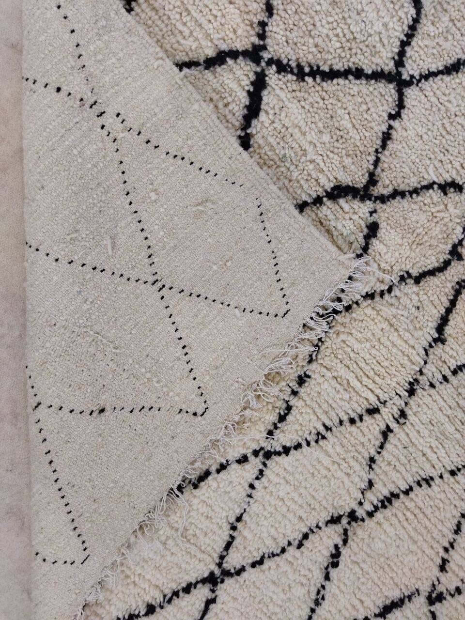 Handmade moroccan berber rug 255 x 150 cm