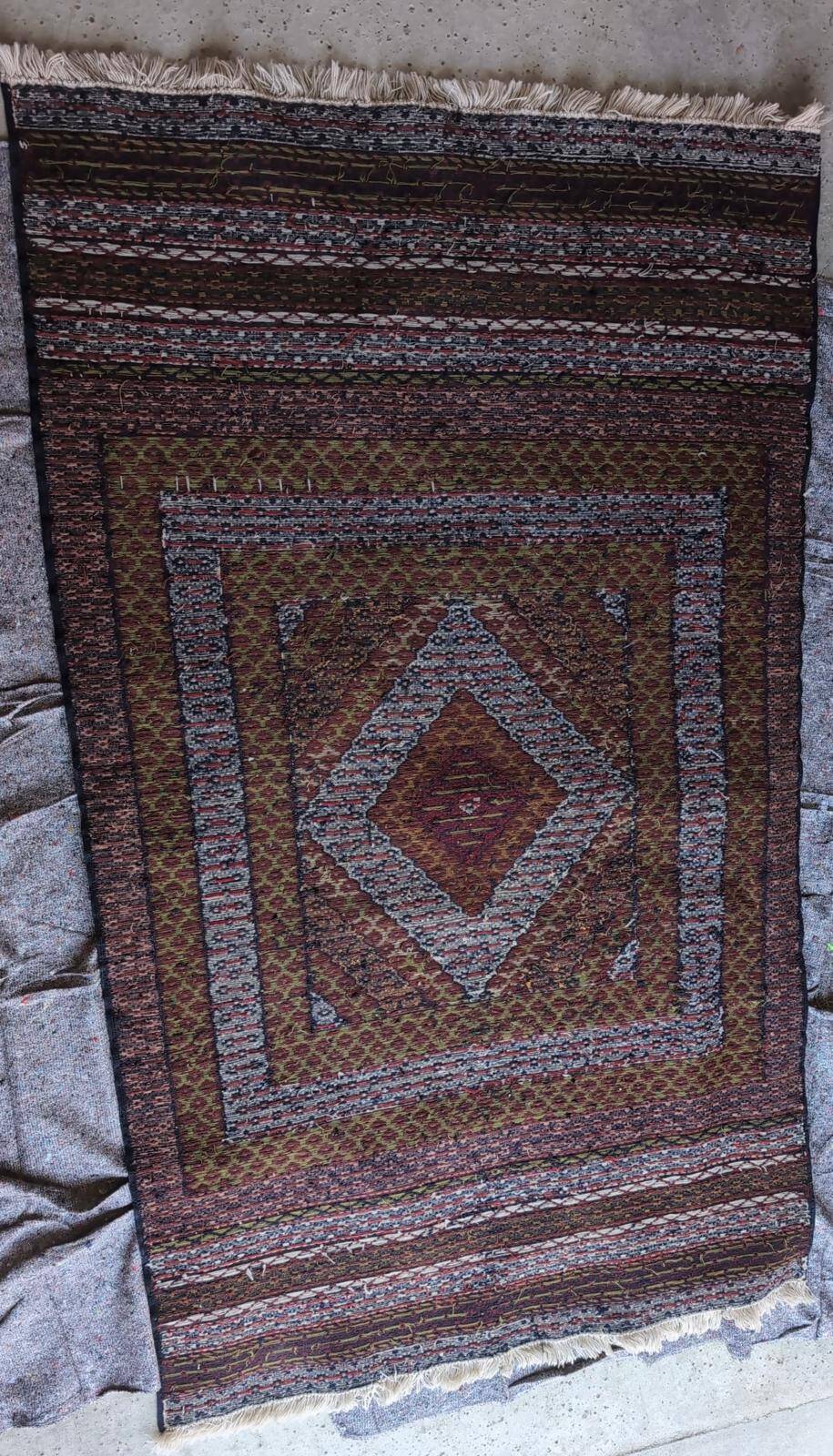 Tapis afghan artisanal réalisé à l’aiguille – 175 × 135cm