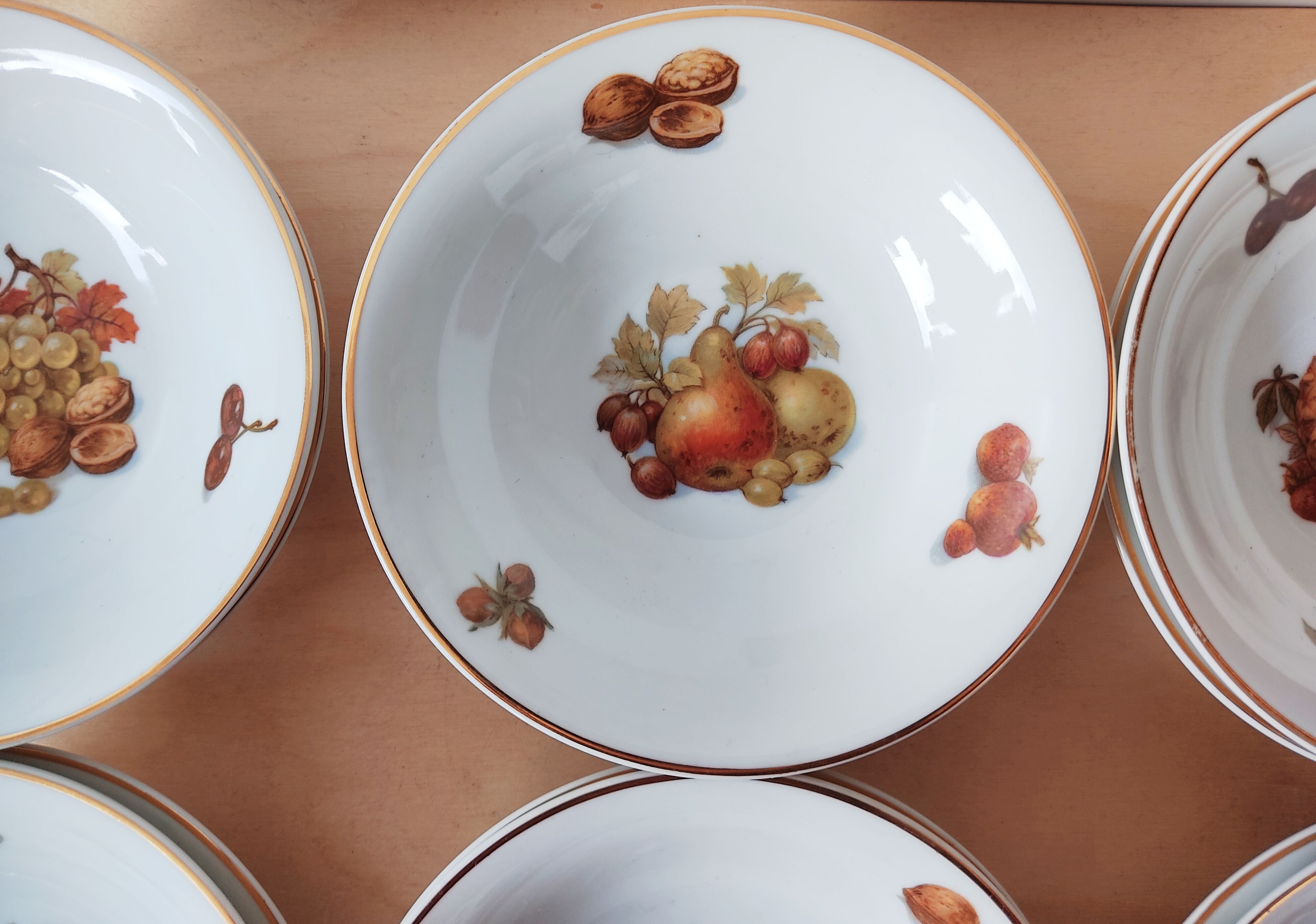 Set of 12 bowls decorated with Creartis Renaix fruit