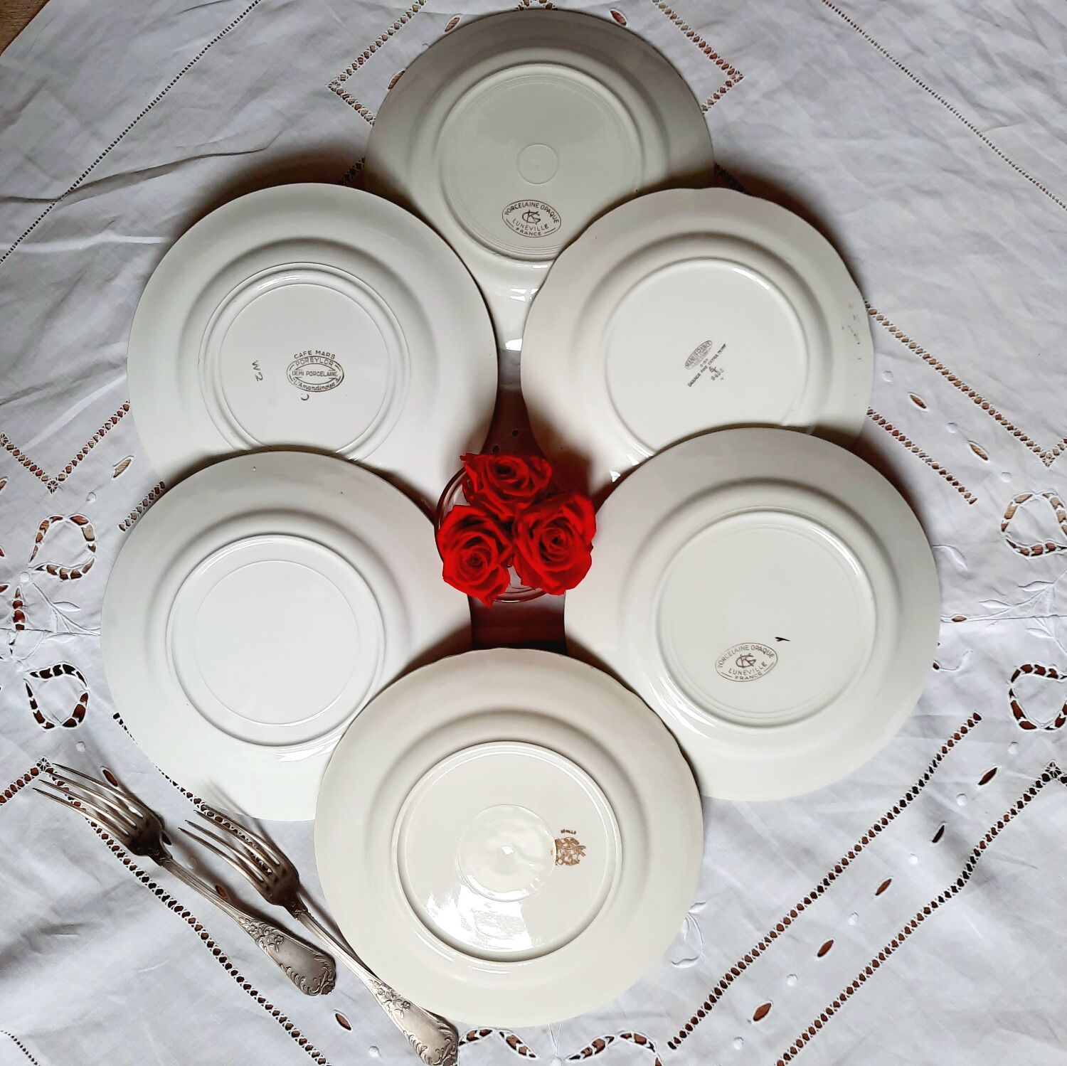 Flat earthenware plates