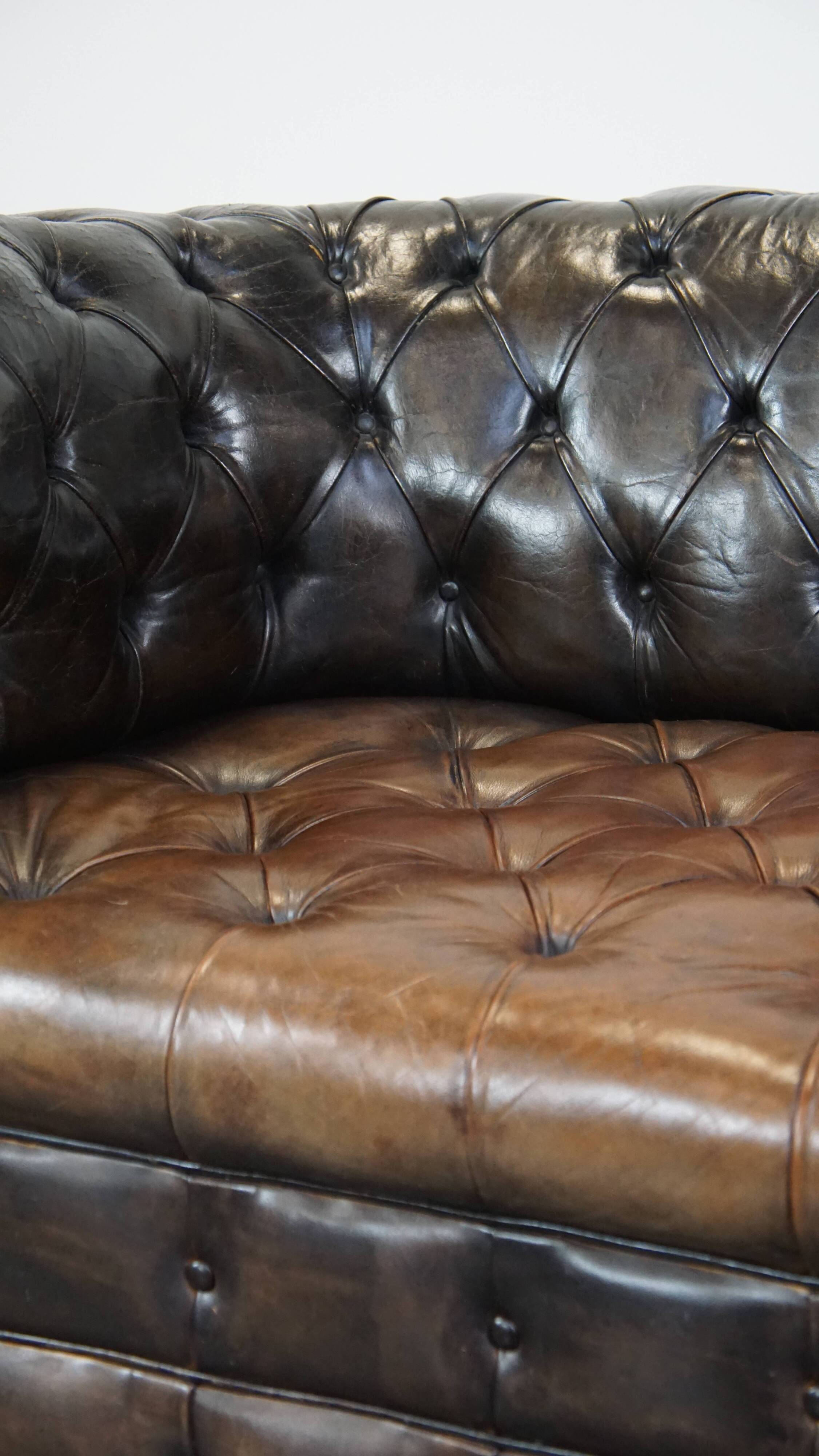 Canapé chesterfield 3 places en cuir de vachette patiné