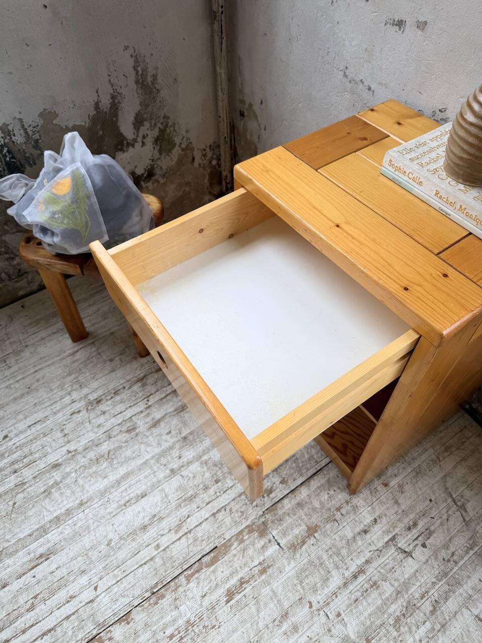 Chevet sélectionné par Charlotte Perriand pour Les Arcs