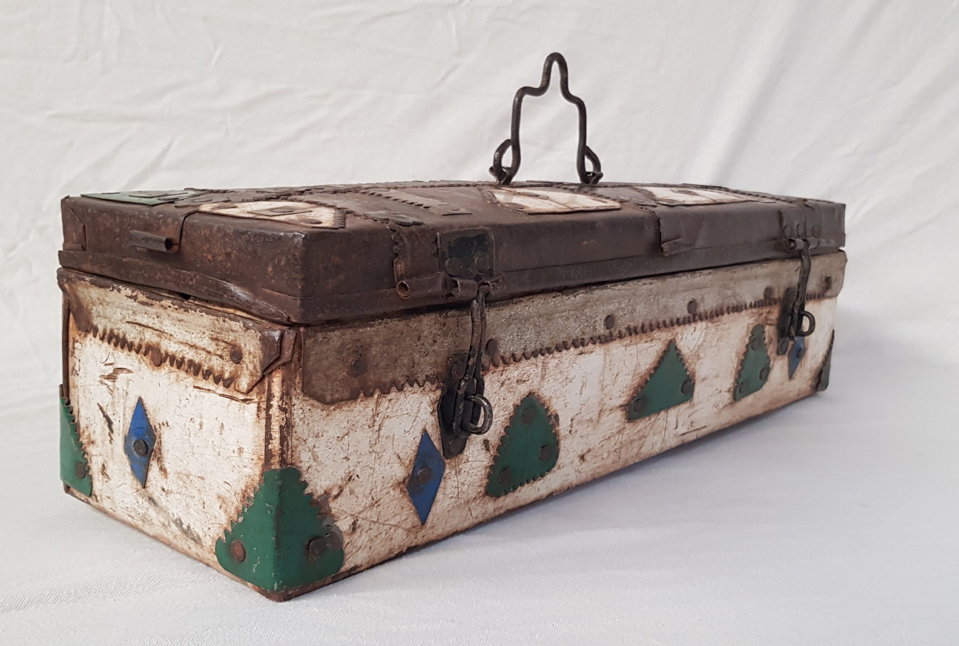 Ancienne boite tribale en métal martelé