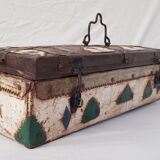 Ancienne boite tribale en métal martelé