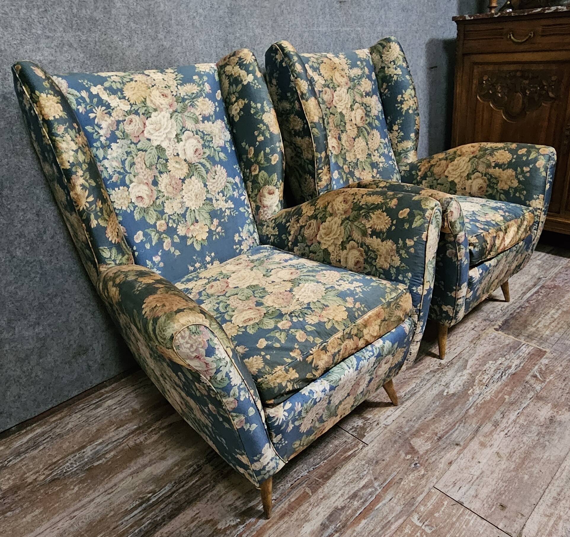 Pair of vintage armchairs with enveloping backrest.