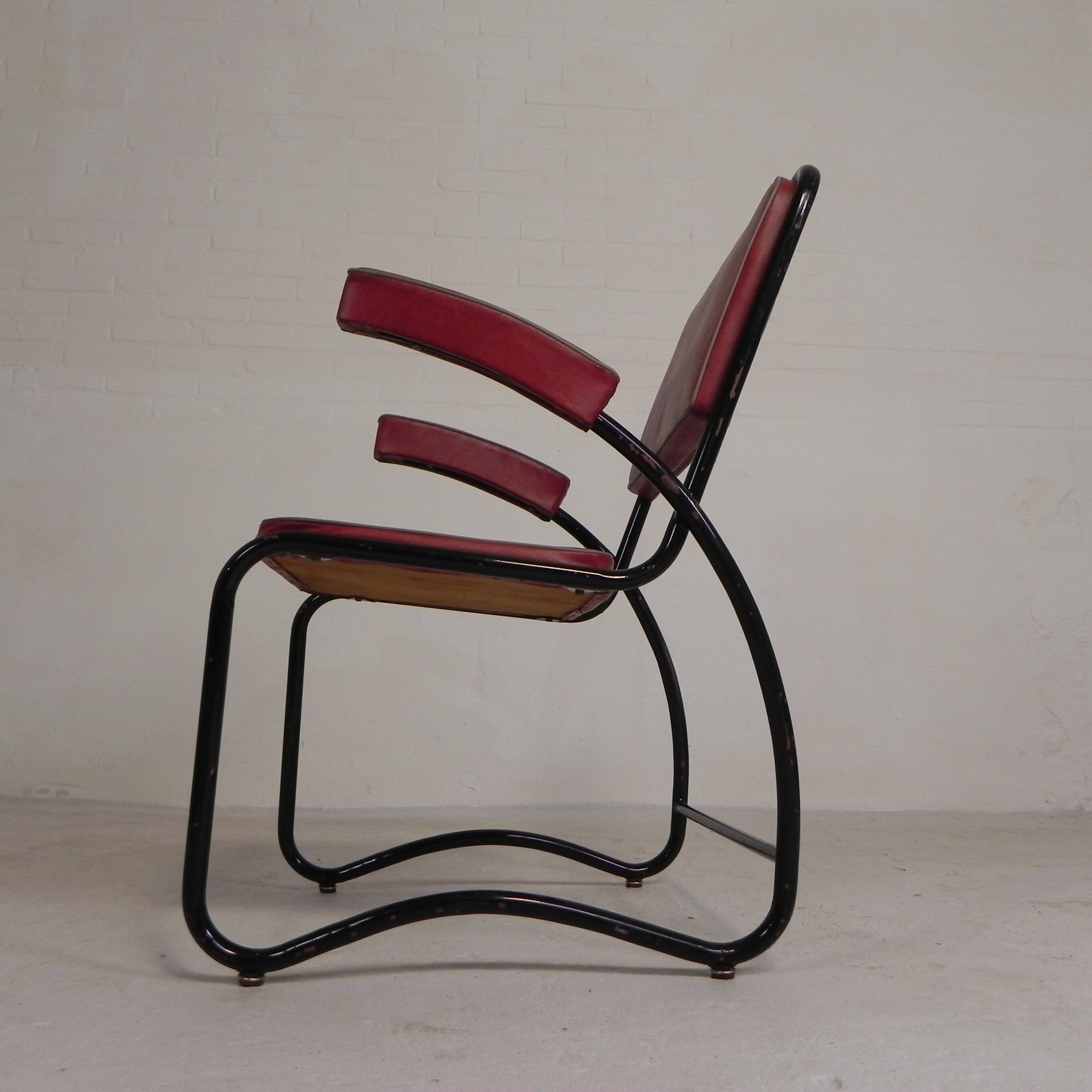 Set of 4 armchairs and a coffee table with tubular structure in Bauhaus style, 1950s.