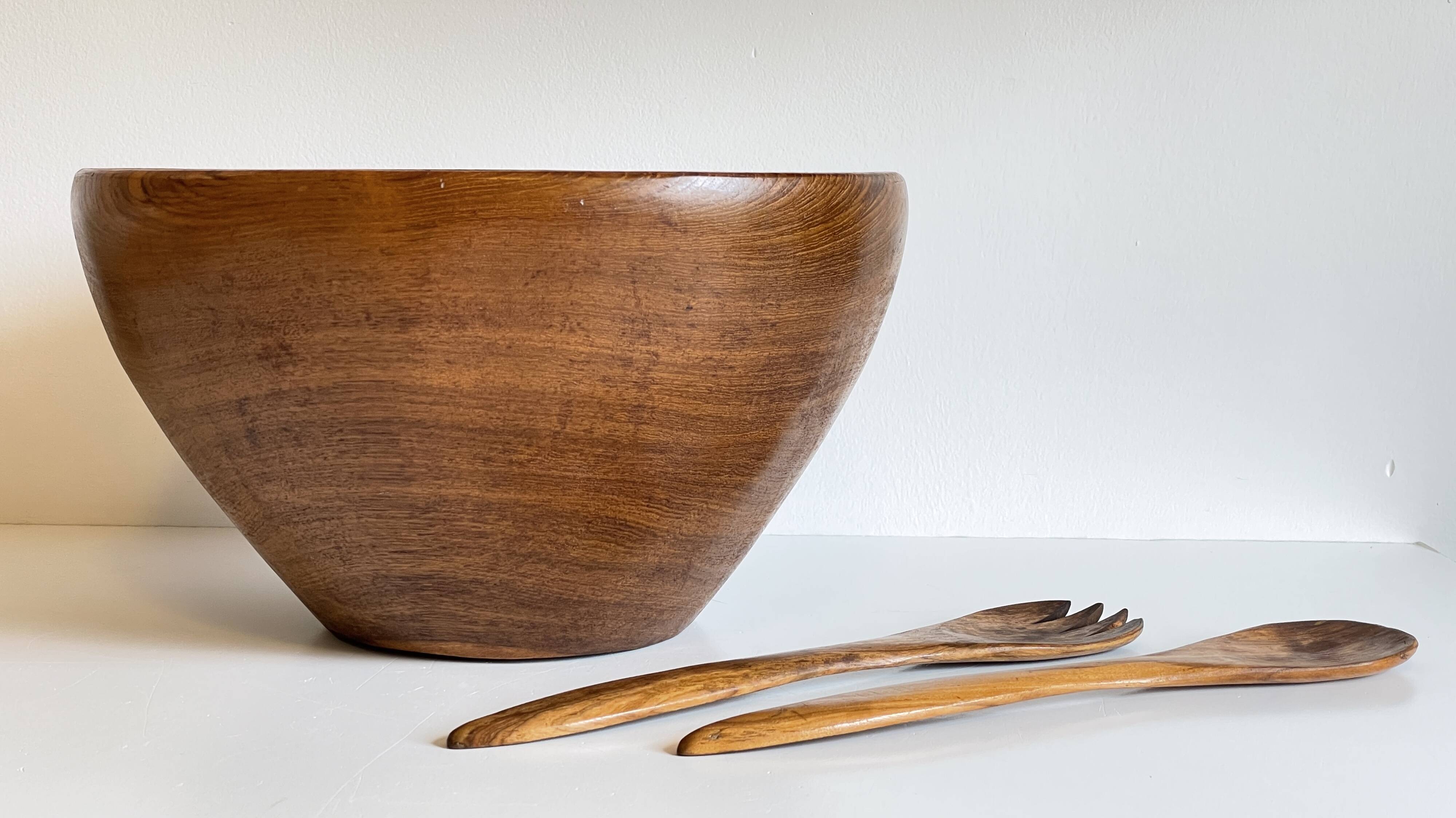 Scandinavian salad bowl in solid teak and cutlery