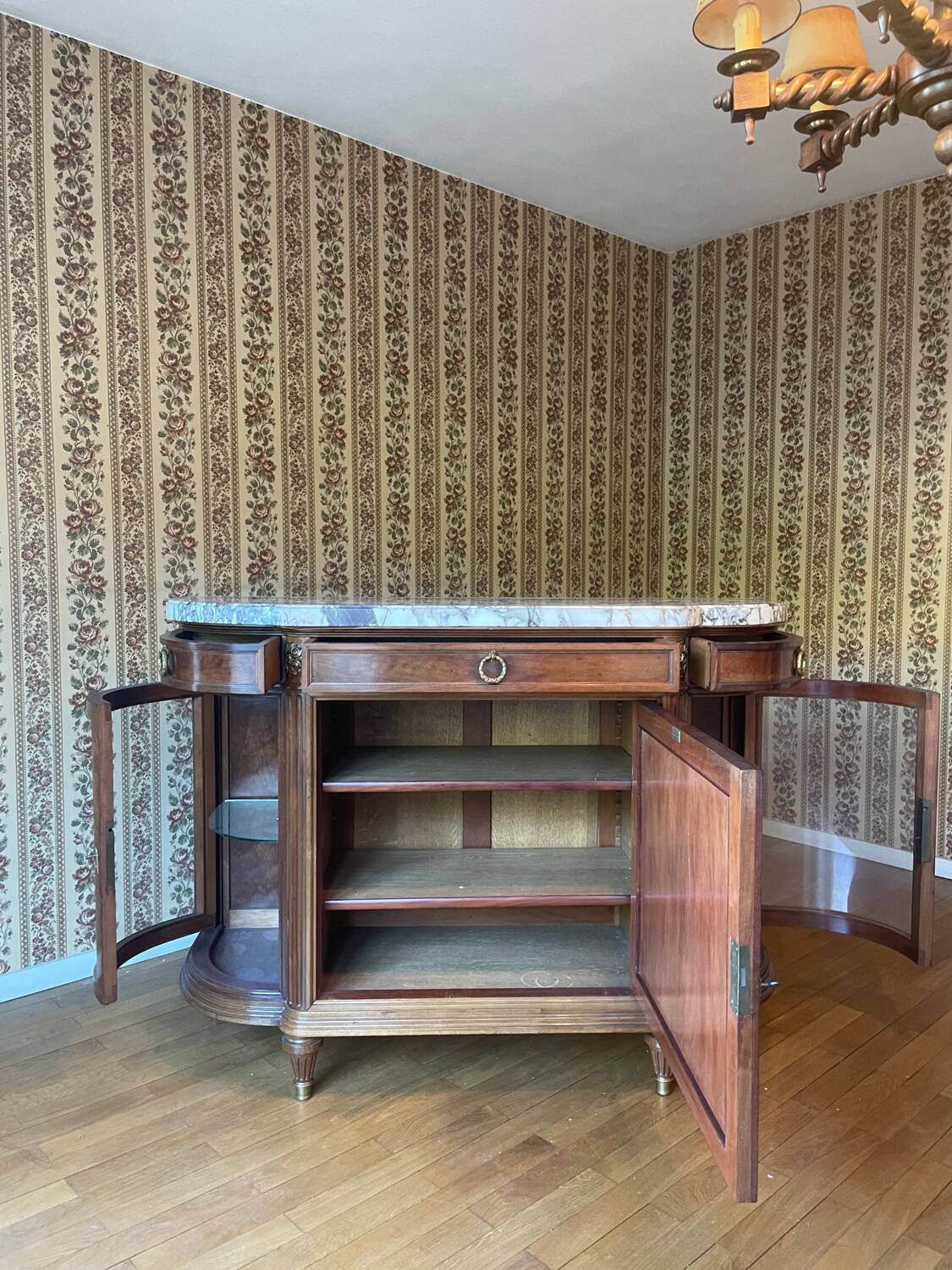 Meuble d’appui Louis XVI en bois précieux, marbre et vitrine – Haentgès Frè