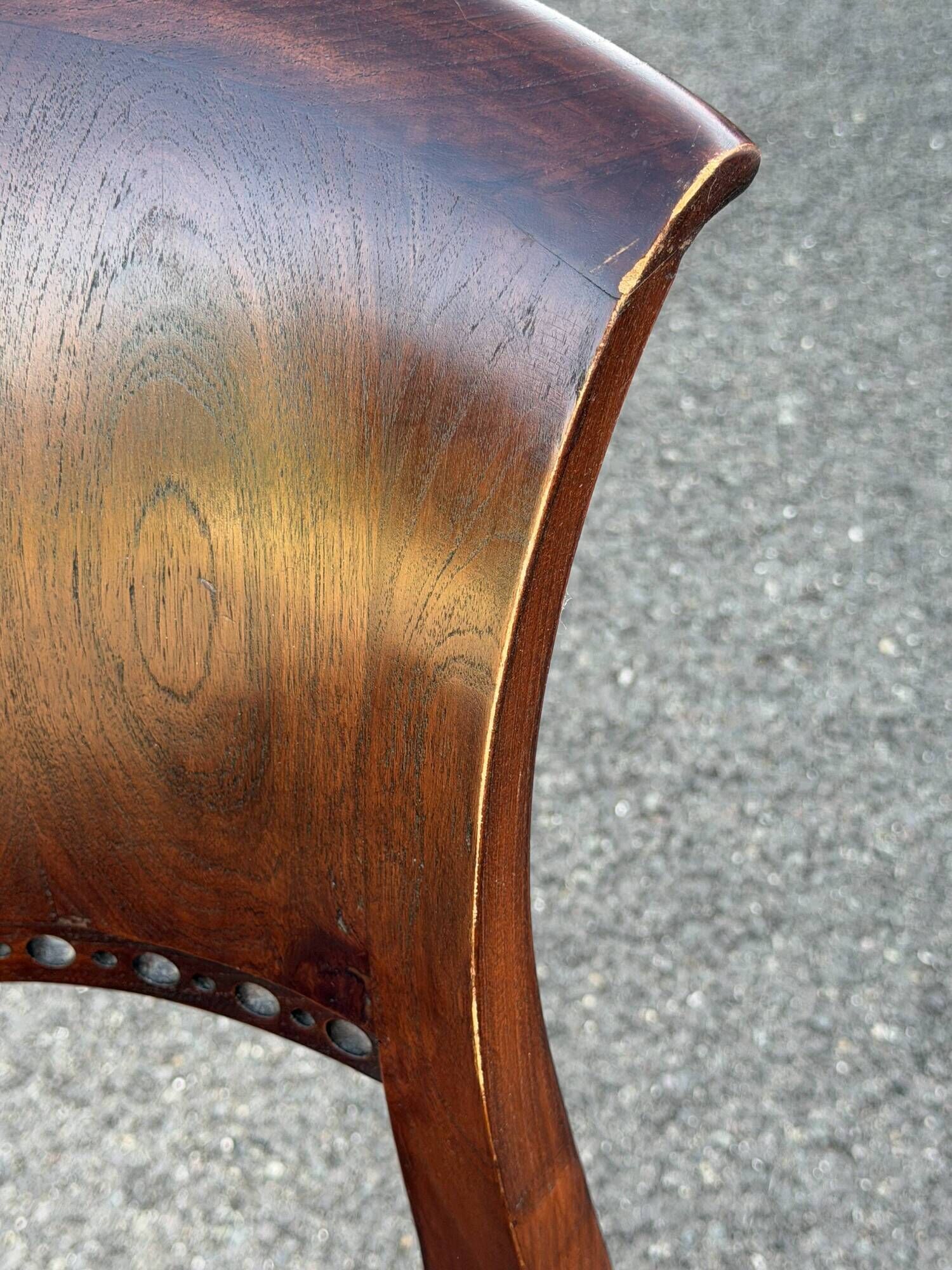 Round teak table 150 cm with 6 Indonesian chairs.