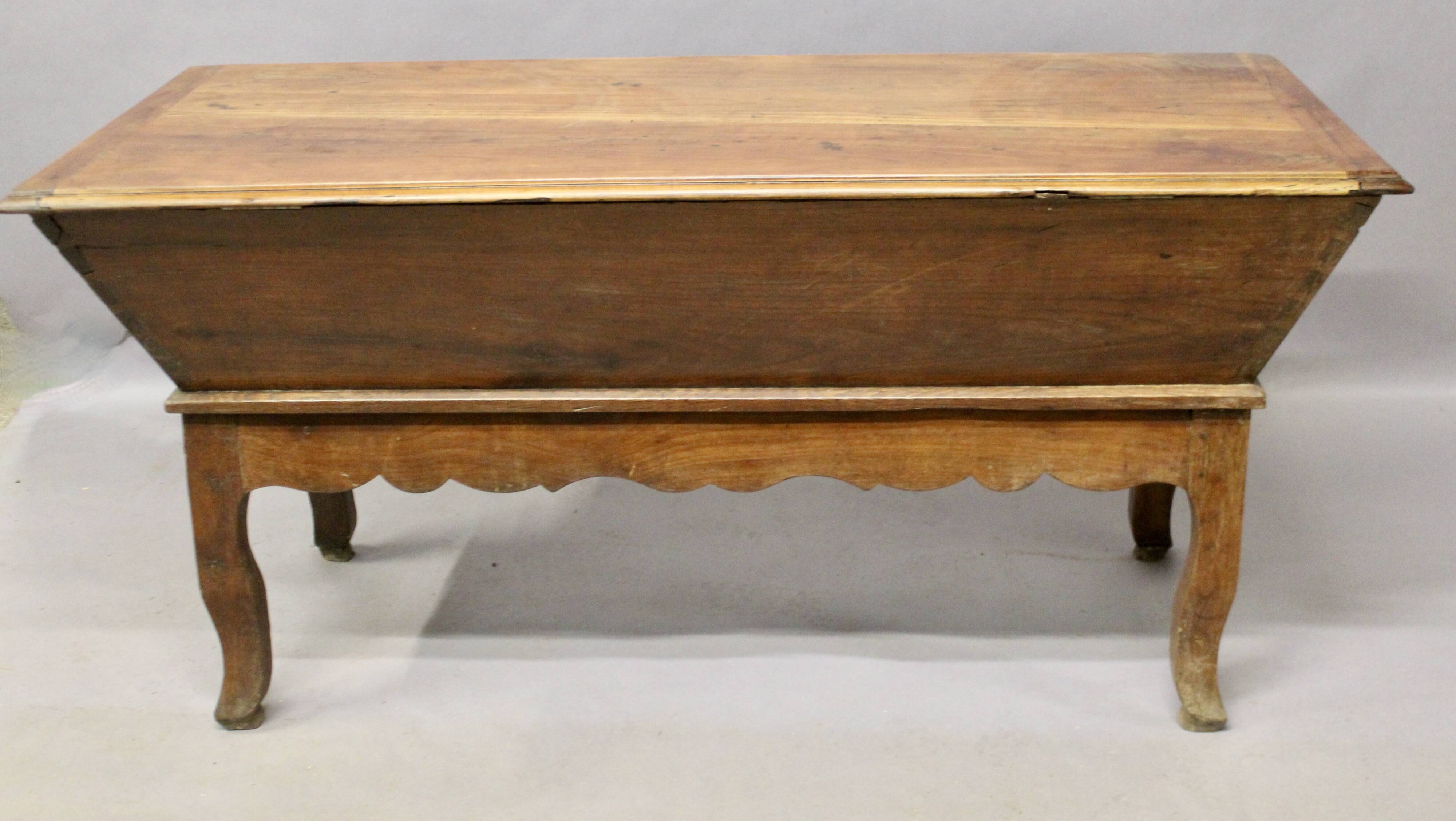 Pétrin en merisier Louis XV