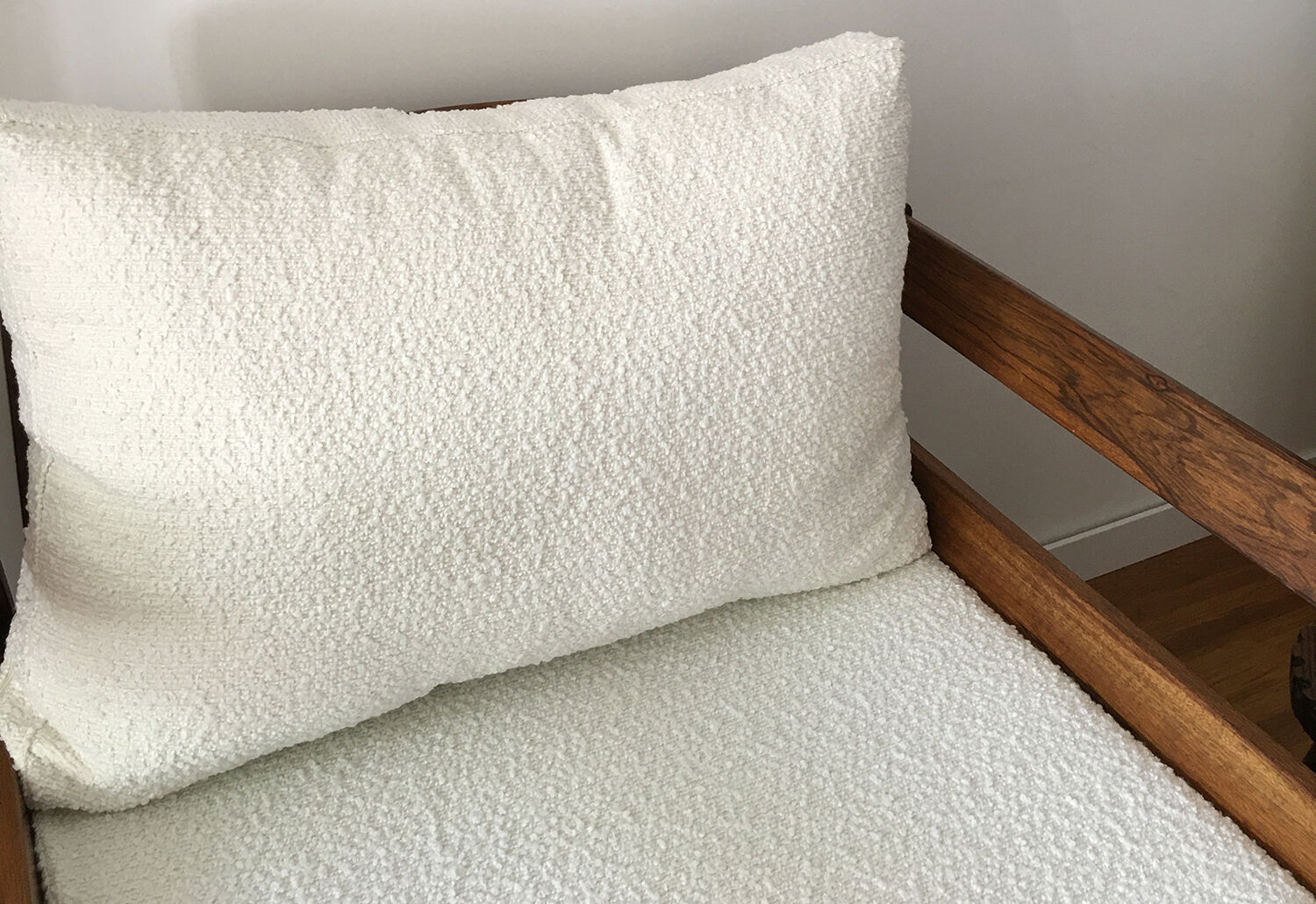 Fauteuil bois et tissu bouclette blanc crème