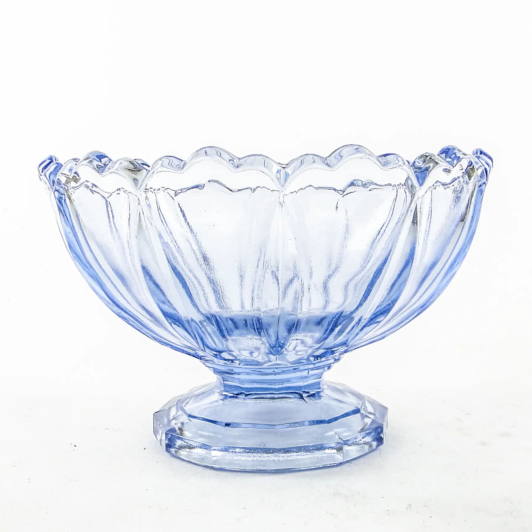 Anneau autour de la coupe de fruits, design moderne du milieu du siècle, verre pressé turquoise, Ząbkowice, Pologne, années 1960.