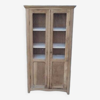 Petite armoire grillagée, vitrine