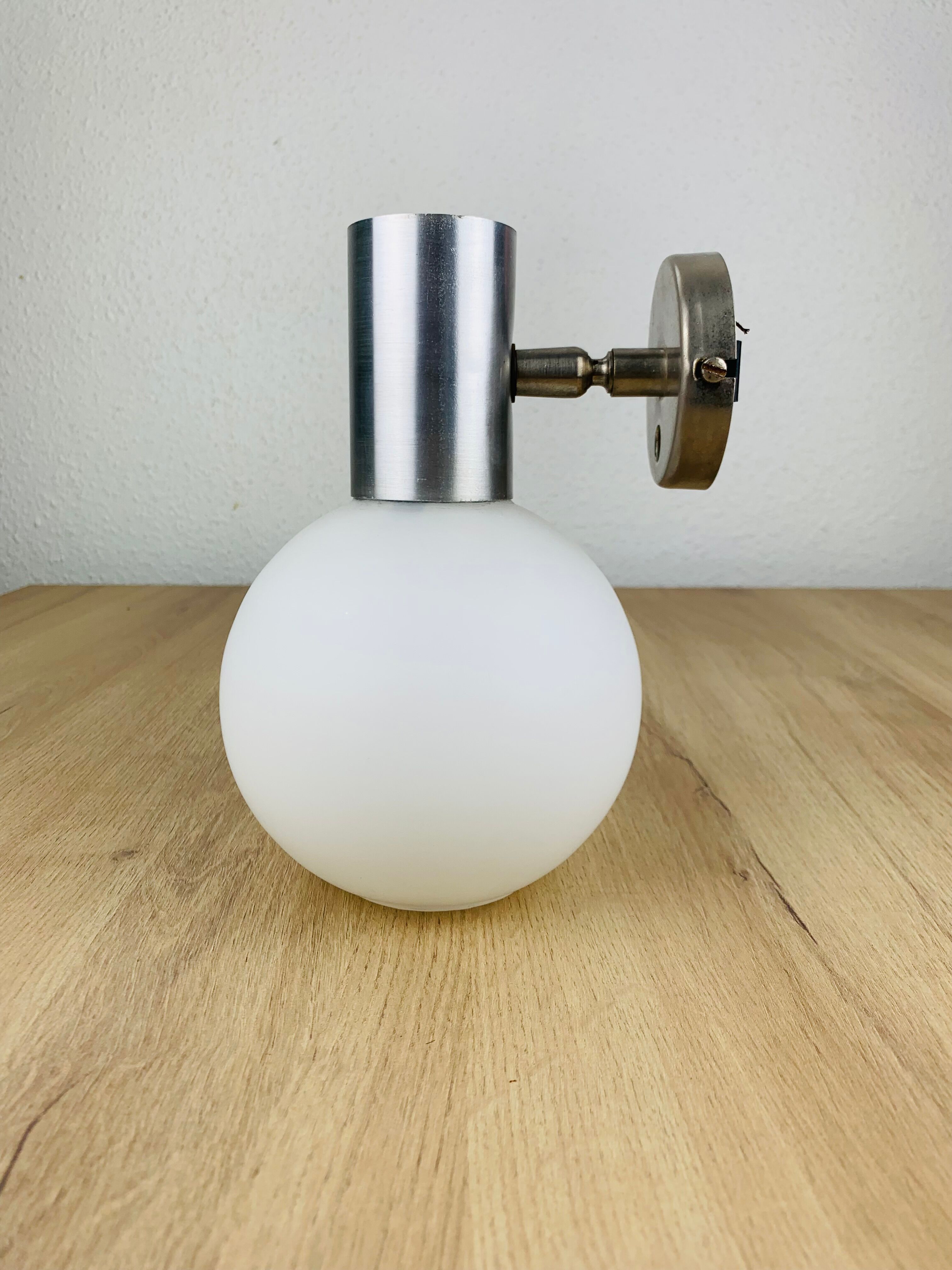 Space age opaline globe wall light, adjustable, and brushed metal, 1960s.