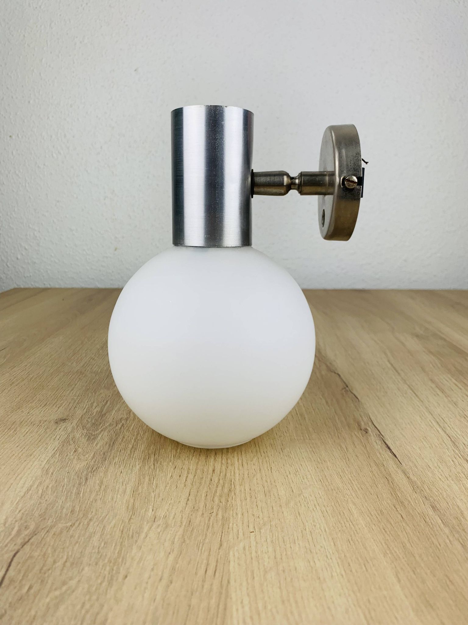 Space age opaline globe wall light, adjustable, and brushed metal, 1960s.