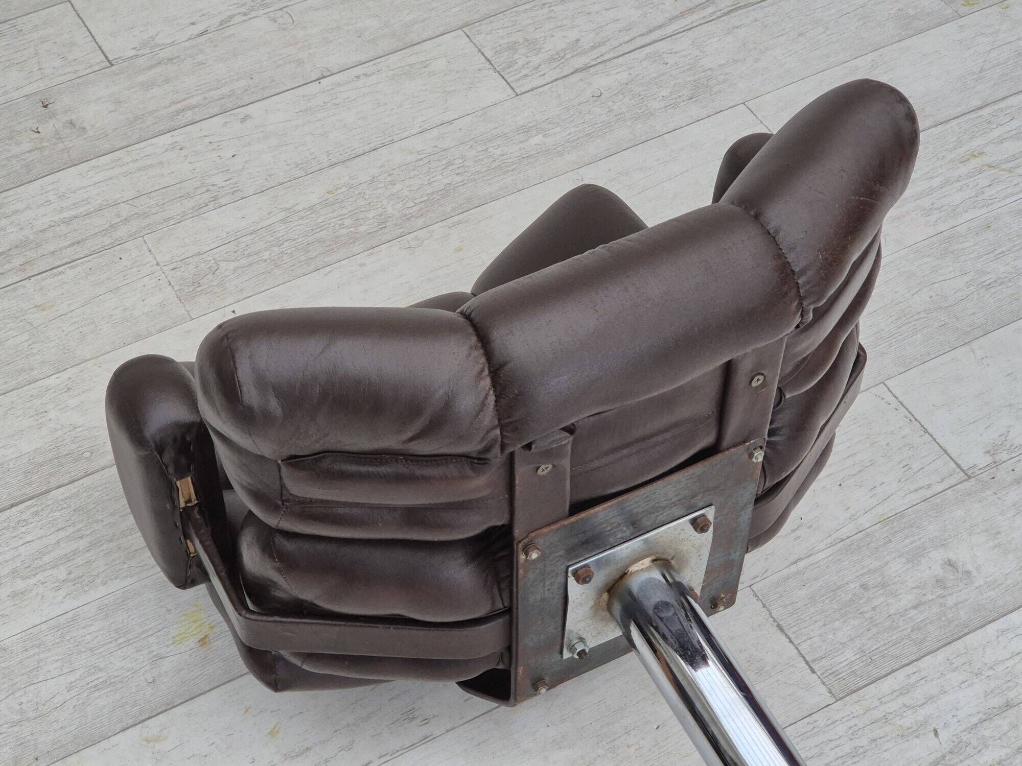 1970s, Scandinavian swivel chair, original condition, artificial leather, chrome steel.