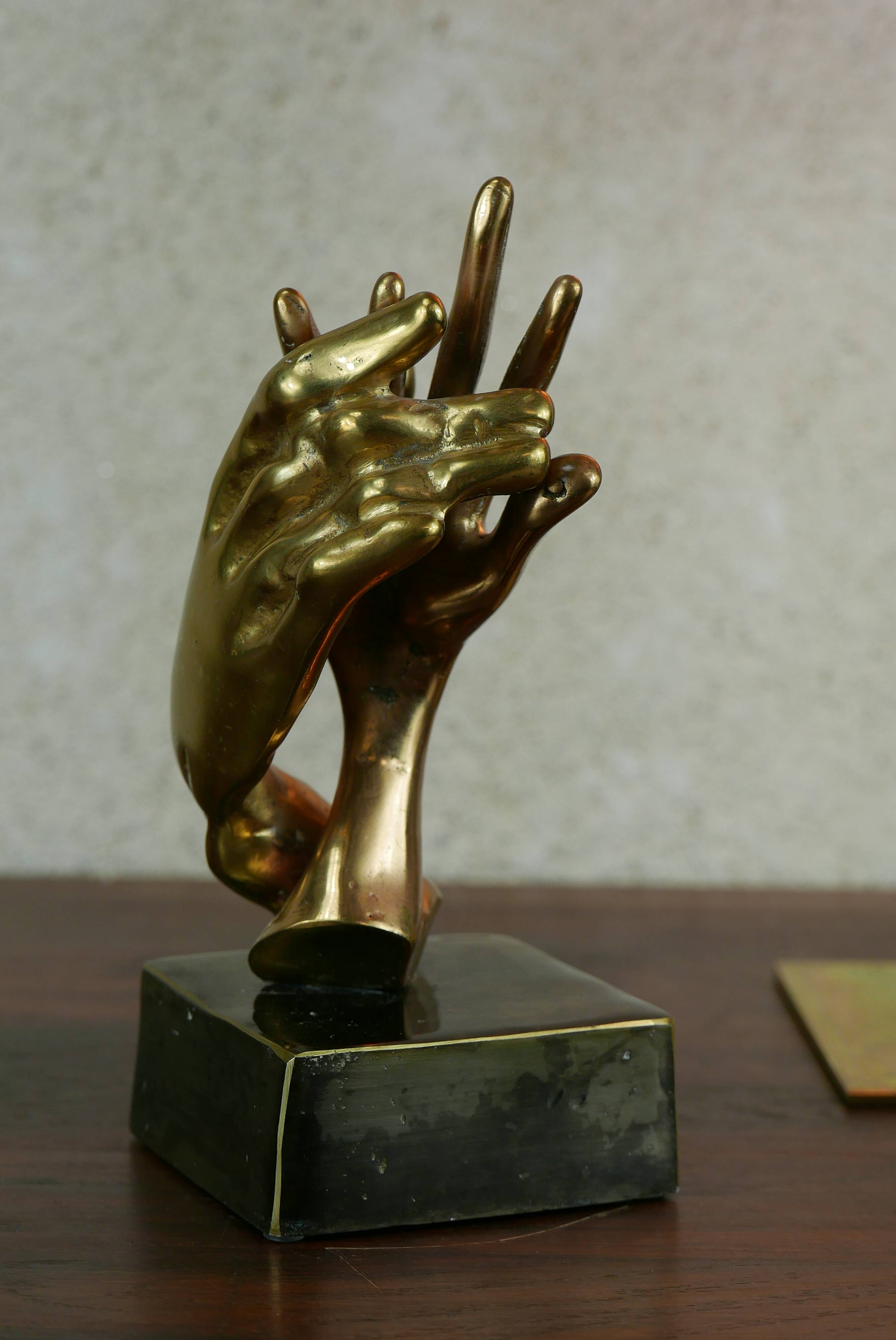 sculpture de mains entrelacées en bronze doré, signée Lohé.