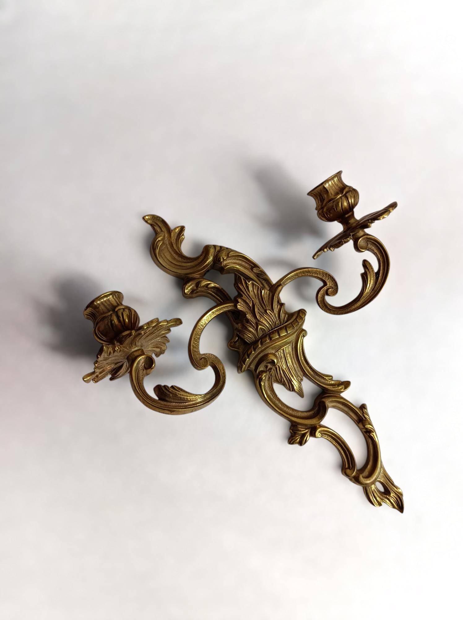 Pair of Rococo wall sconces in gilded bronze, Hollywood Regency, from the years.