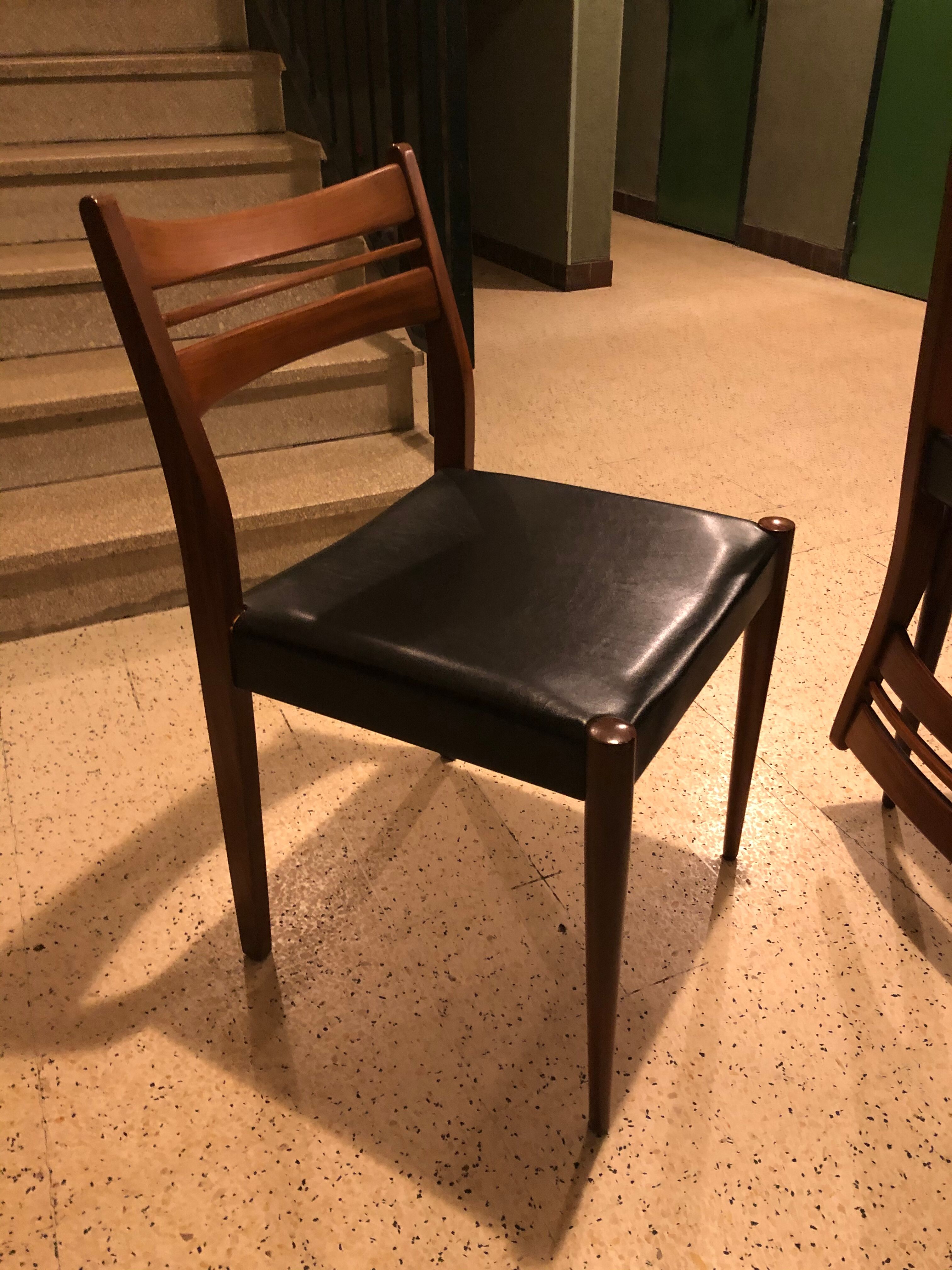 Series of 4 teak chairs