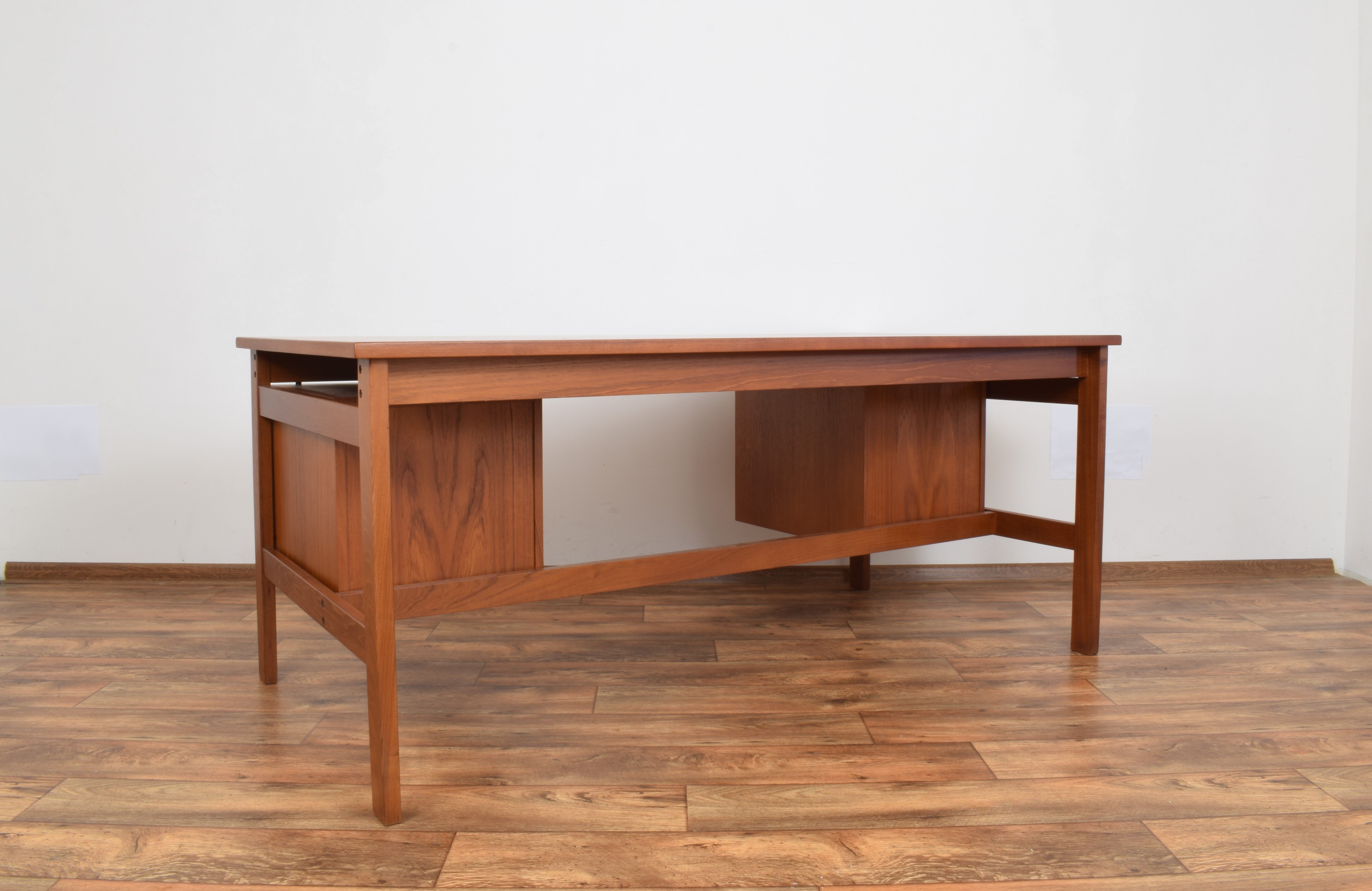 Mid-century danish teak desk, 1970