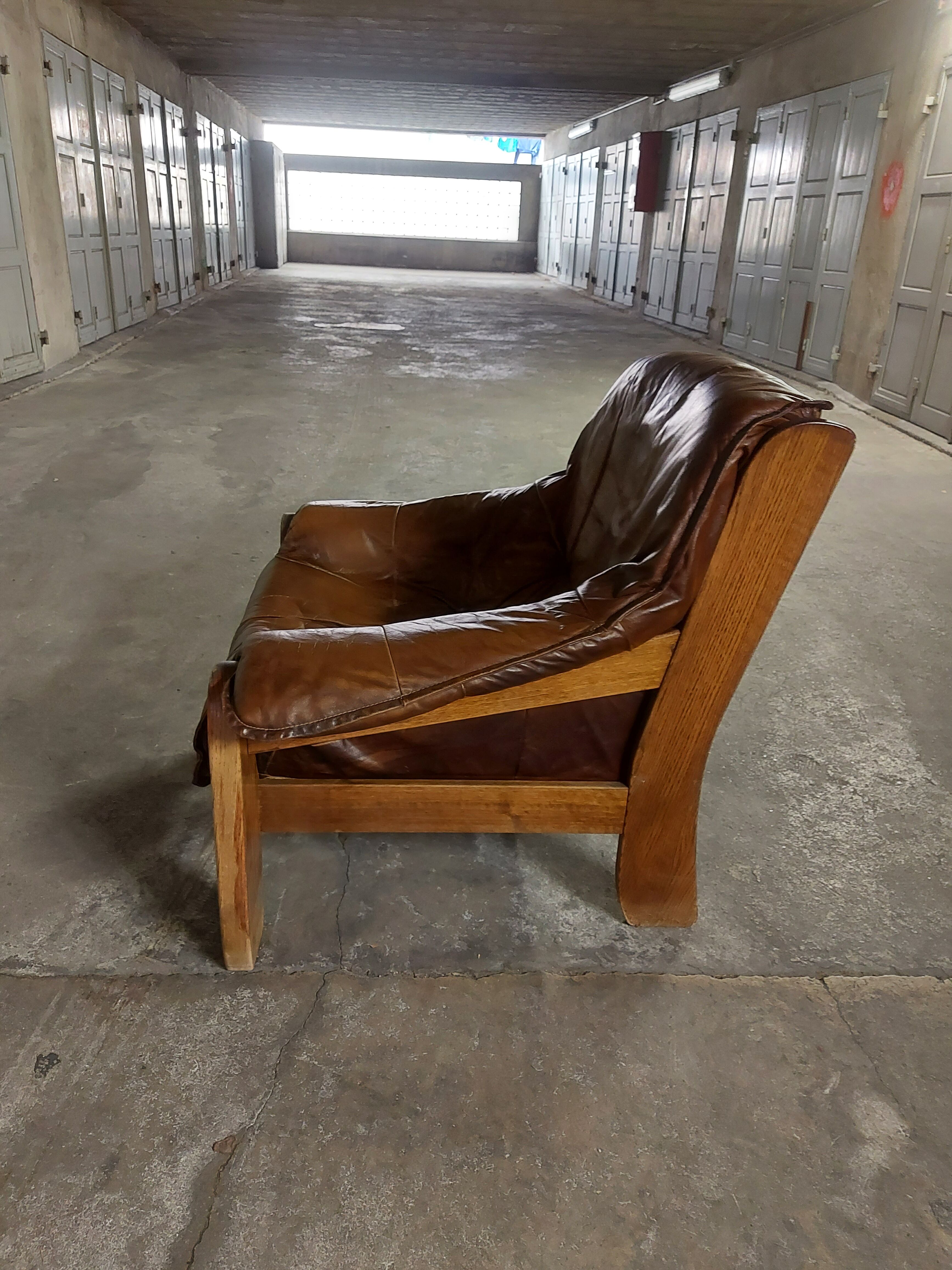 Armchairs in leather and vintage wood 70's