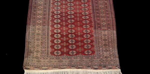 Tapis Boukhara-Tekke , Asie Centrale, 133 cm x 180 cm, laine nouée main, avant 1950