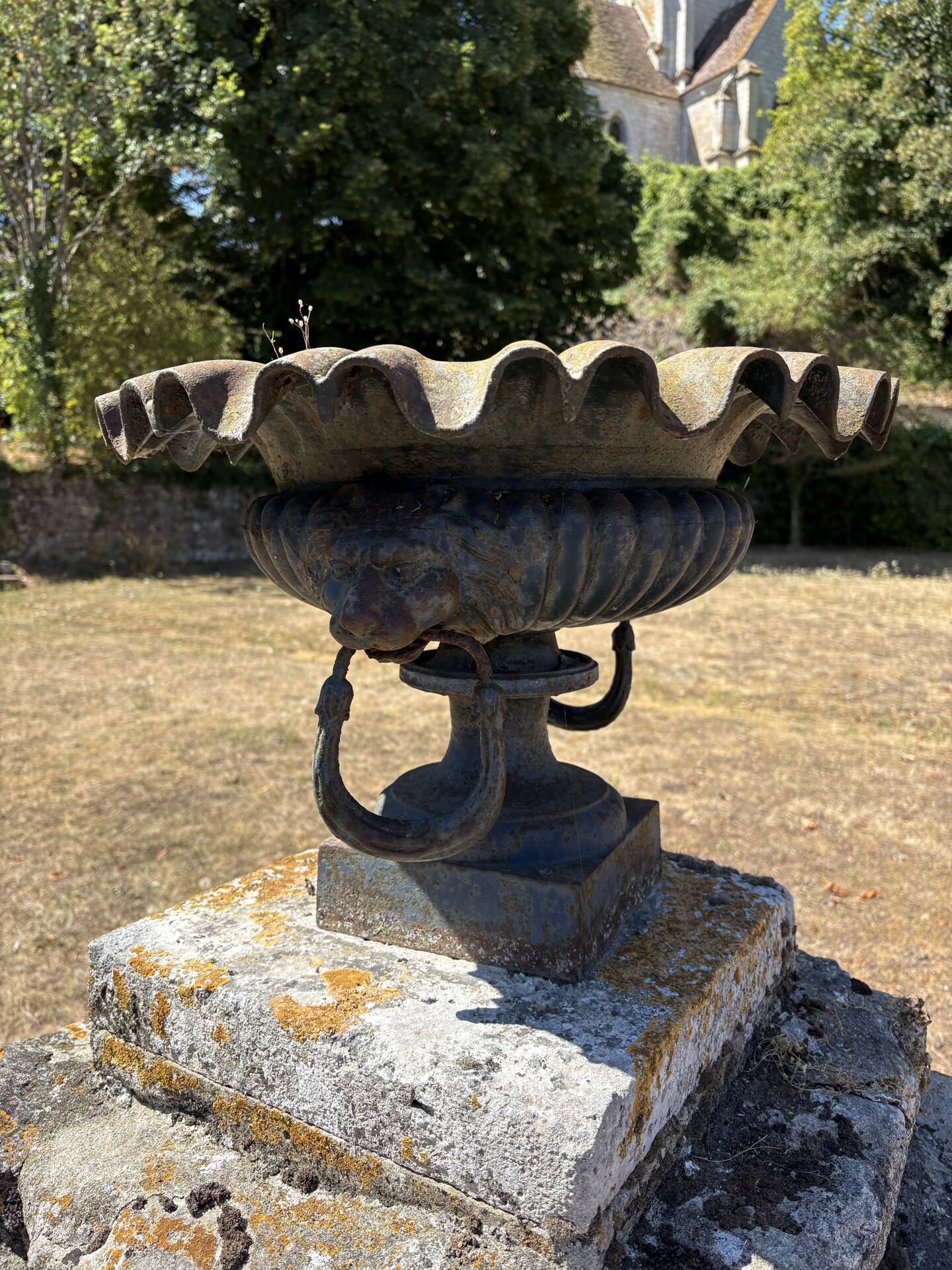 Pair of Médicis vases in cast iron