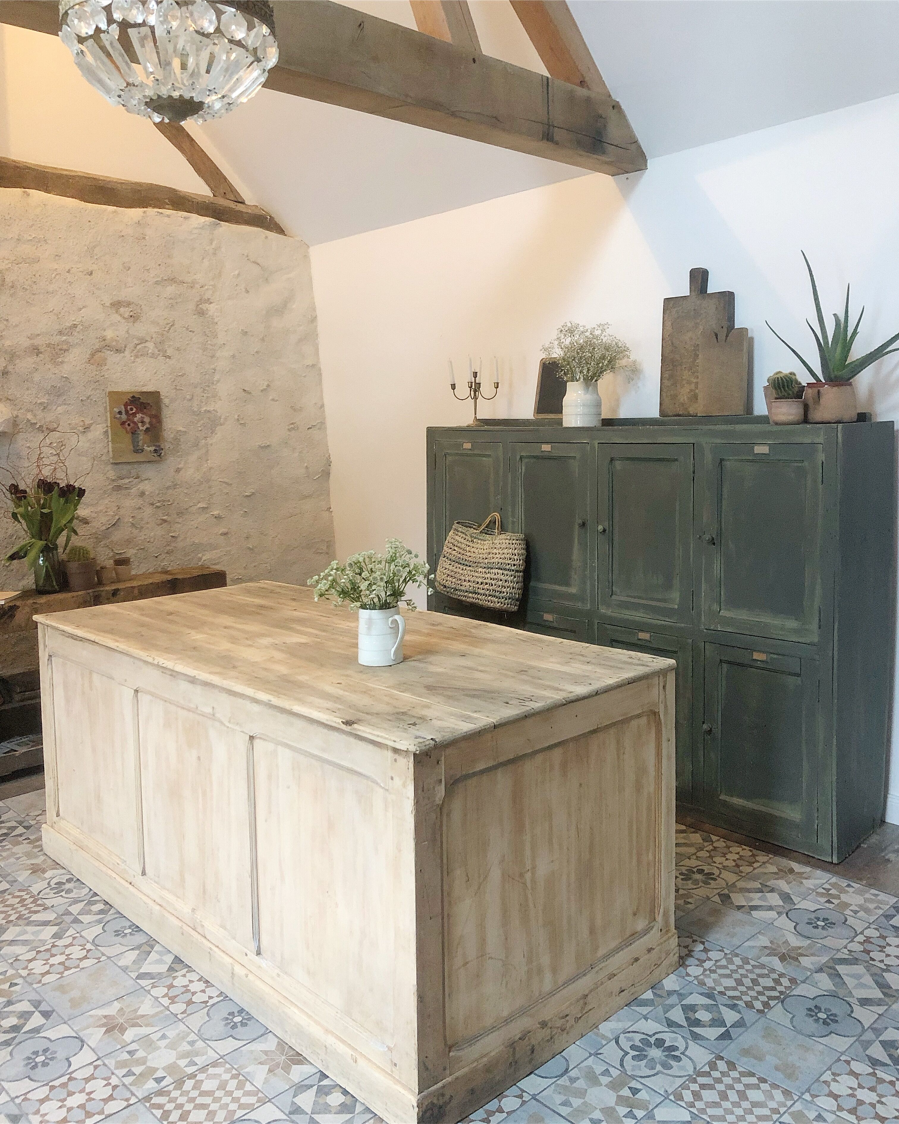 Central island counter