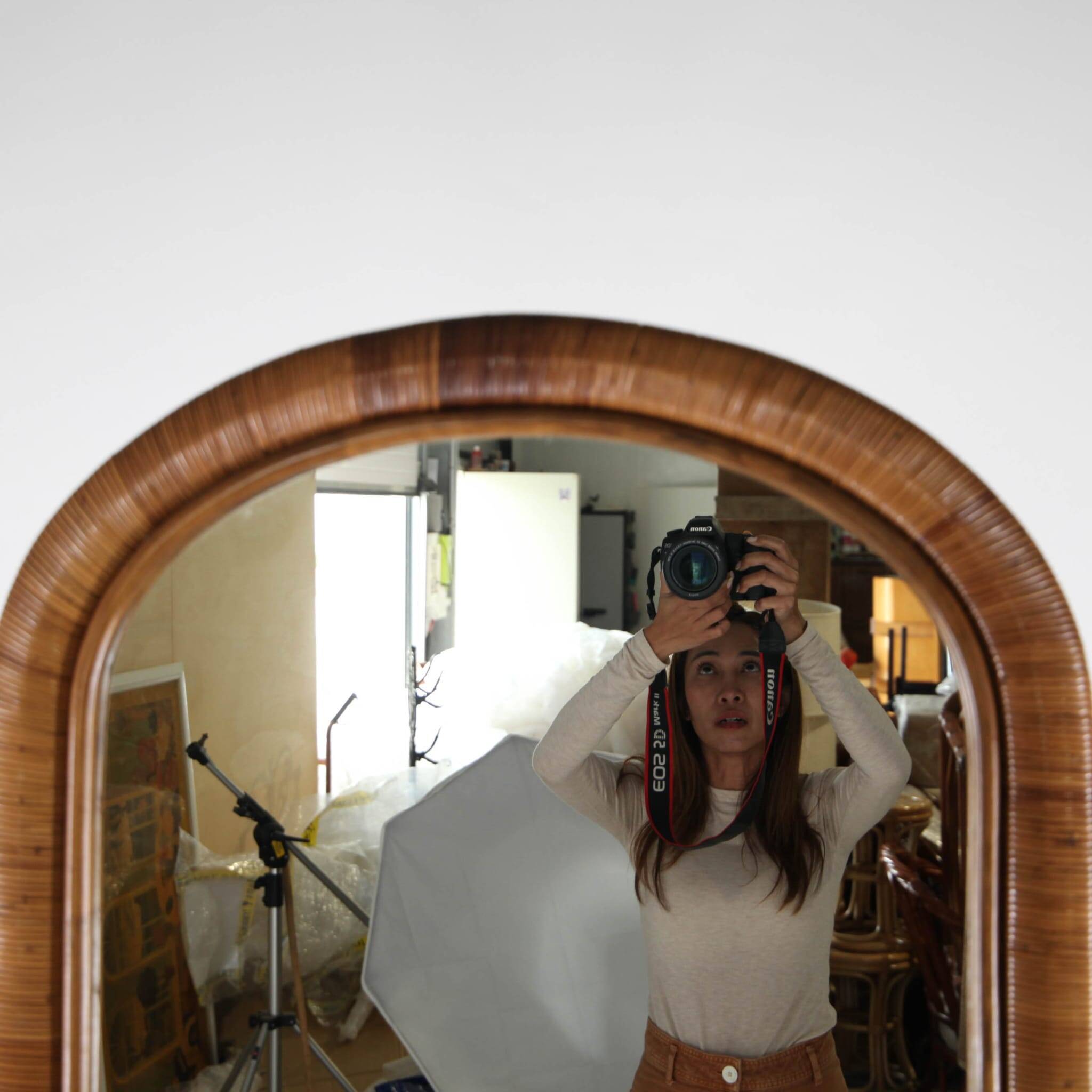 Grand miroir sur pied en rotin