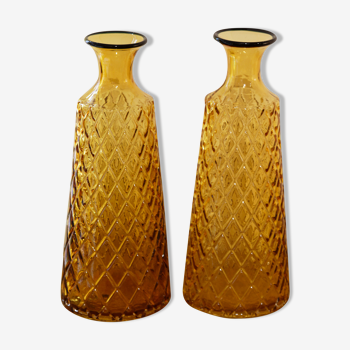 Paire vases carafes en verre sculpté ambre 70's