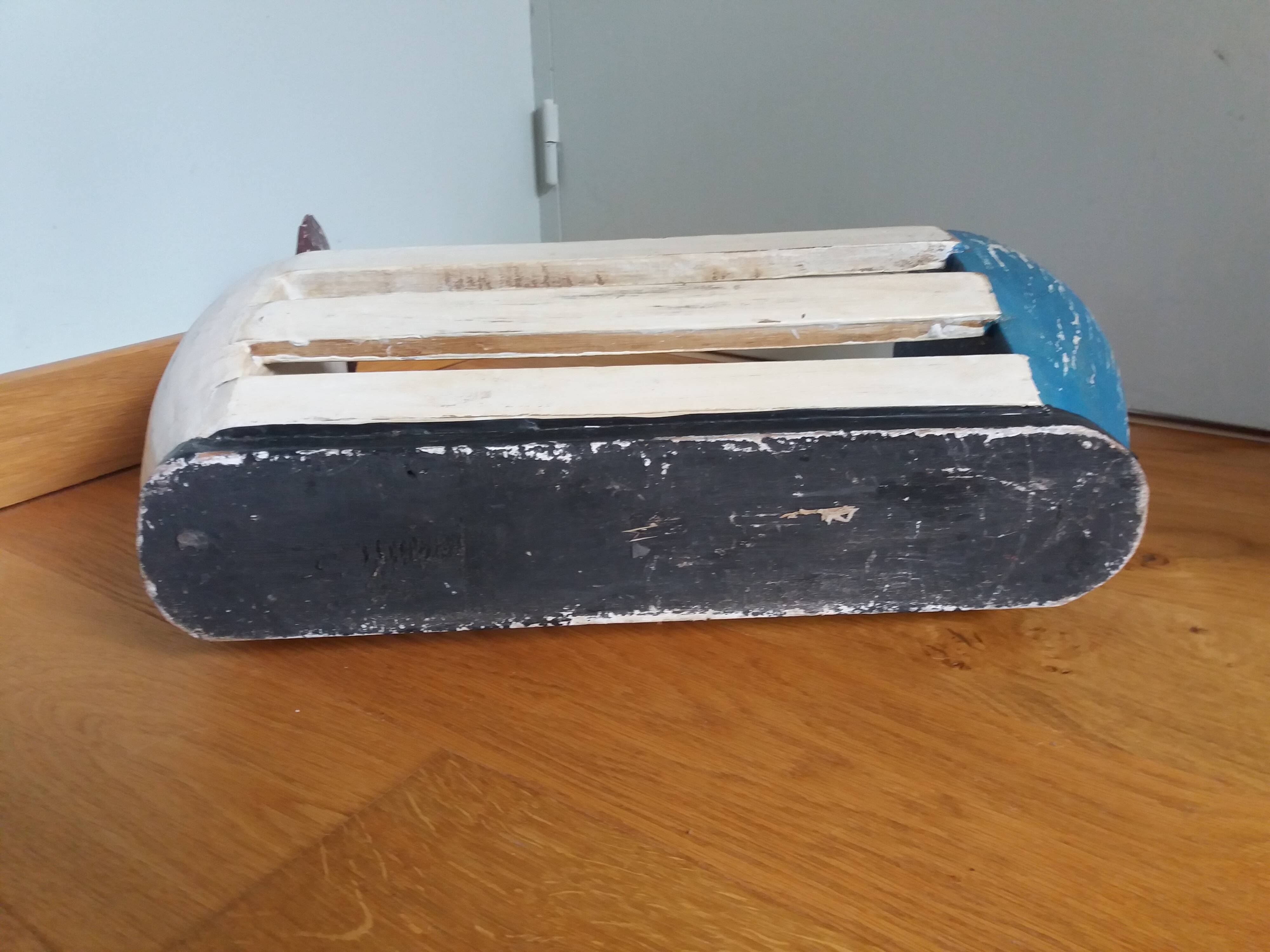 Holder of magazines hen rooster