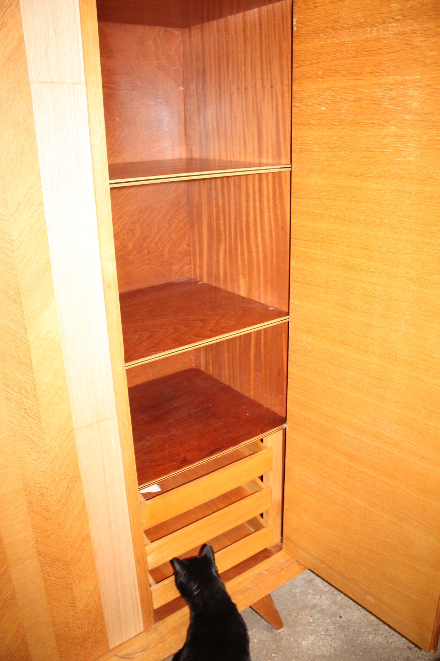 Armoire vintage