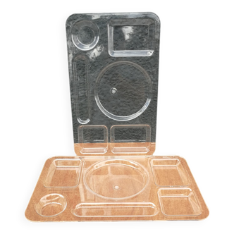 2 plastic meal trays