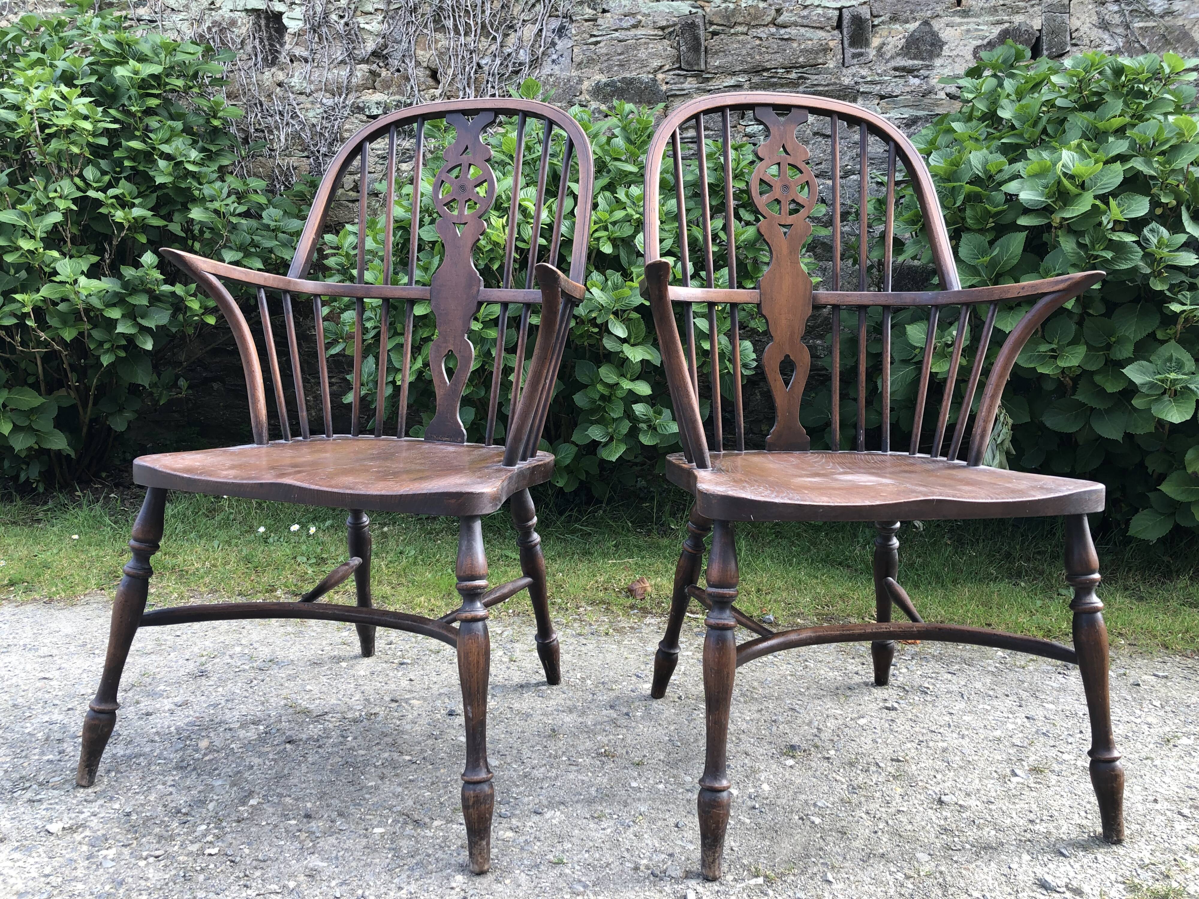 A pair of Windsor chairs in solid elm from the 1950s.