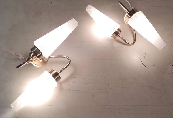 Appliques asymétriques en laiton et tulipe en opaline, années 50-60