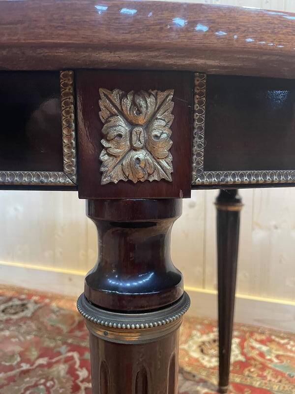 Table à manger ovale de style Louis XVI acajou et laiton