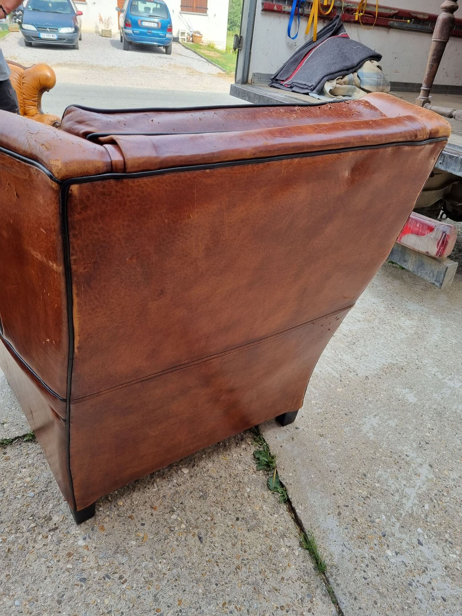 Paire de fauteuils club en cuir des années 1980