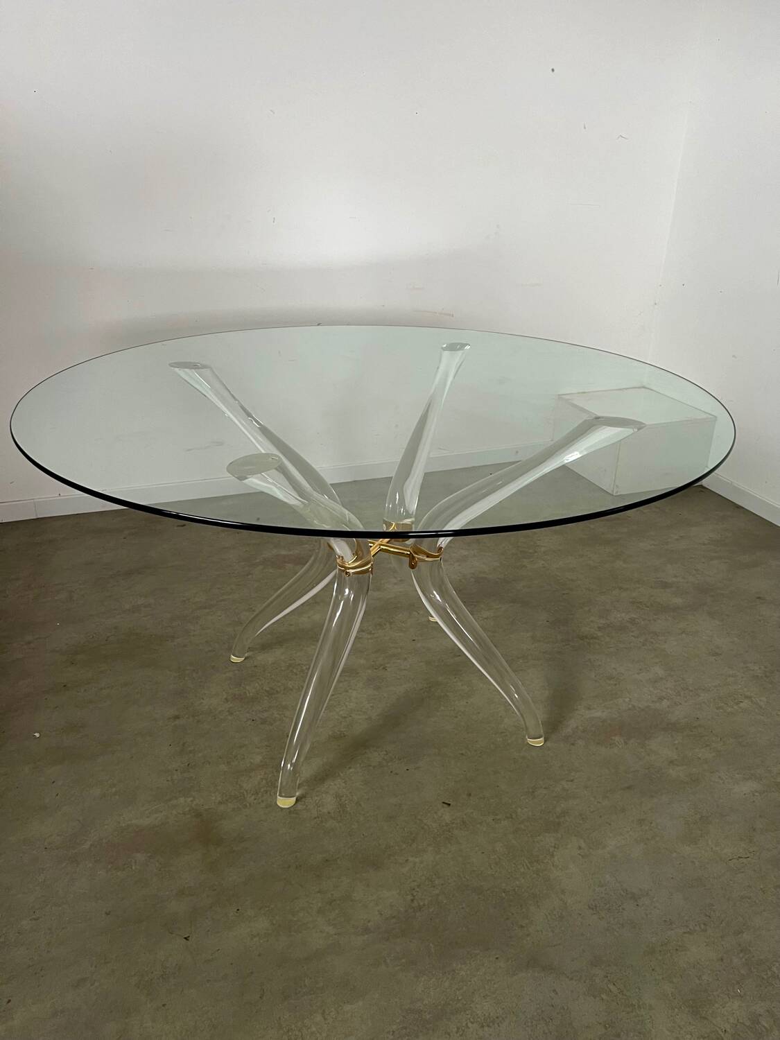 Venice model round dining table from Madelia by Paris Altuglas foot