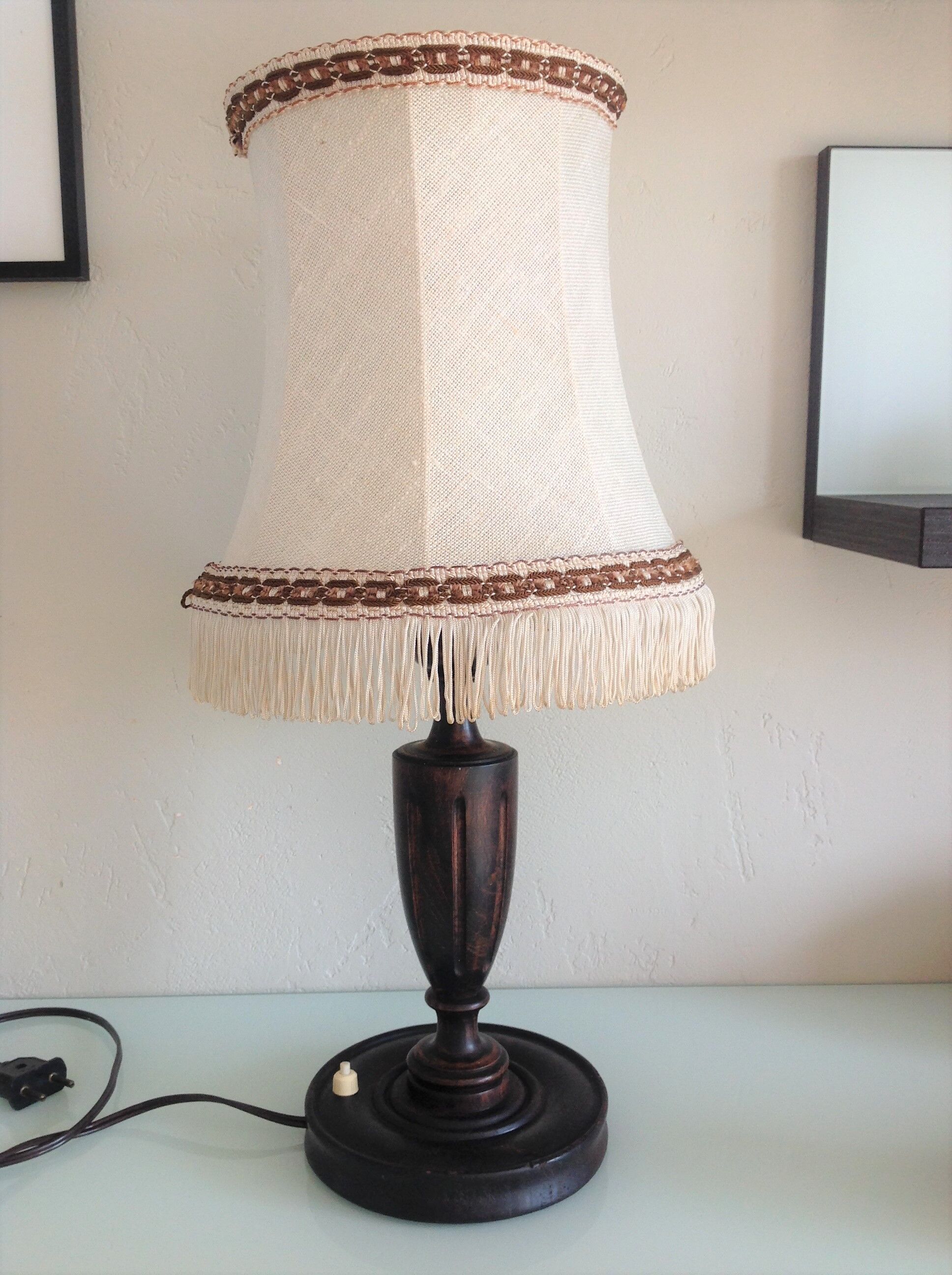 Lampe en bois tourné et abat en tissu beige style art déco / années 40-50