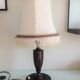 Lampe en bois tourné et abat en tissu beige style art déco / années 40-50
