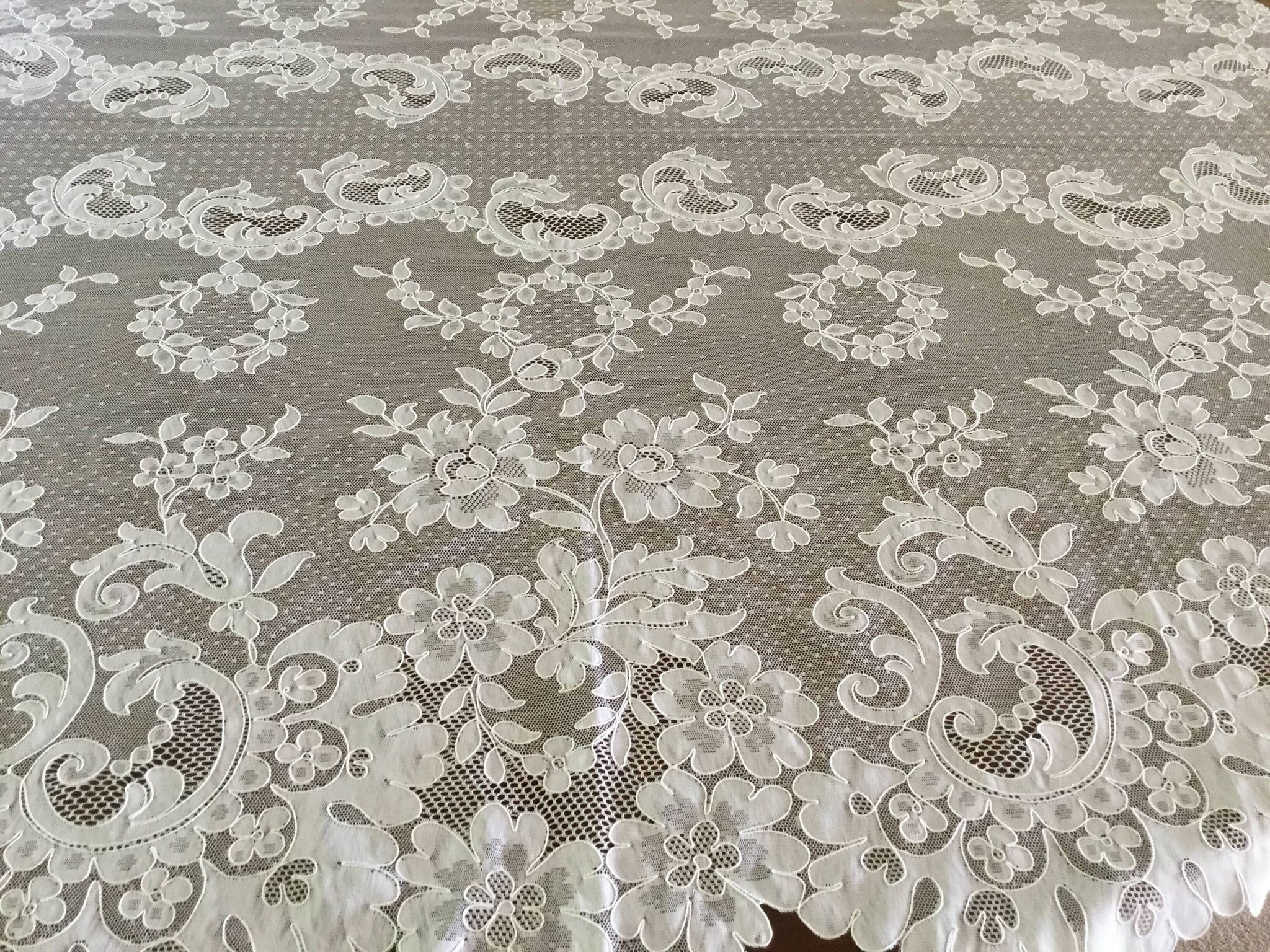 Lyon lace tablecloth from the prestigious brand Doguin made on crafts in Tulle