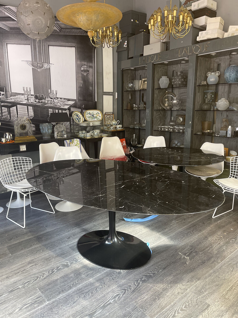 Saarinen & Knoll International: Tulip table, marble marquina and black rilsan