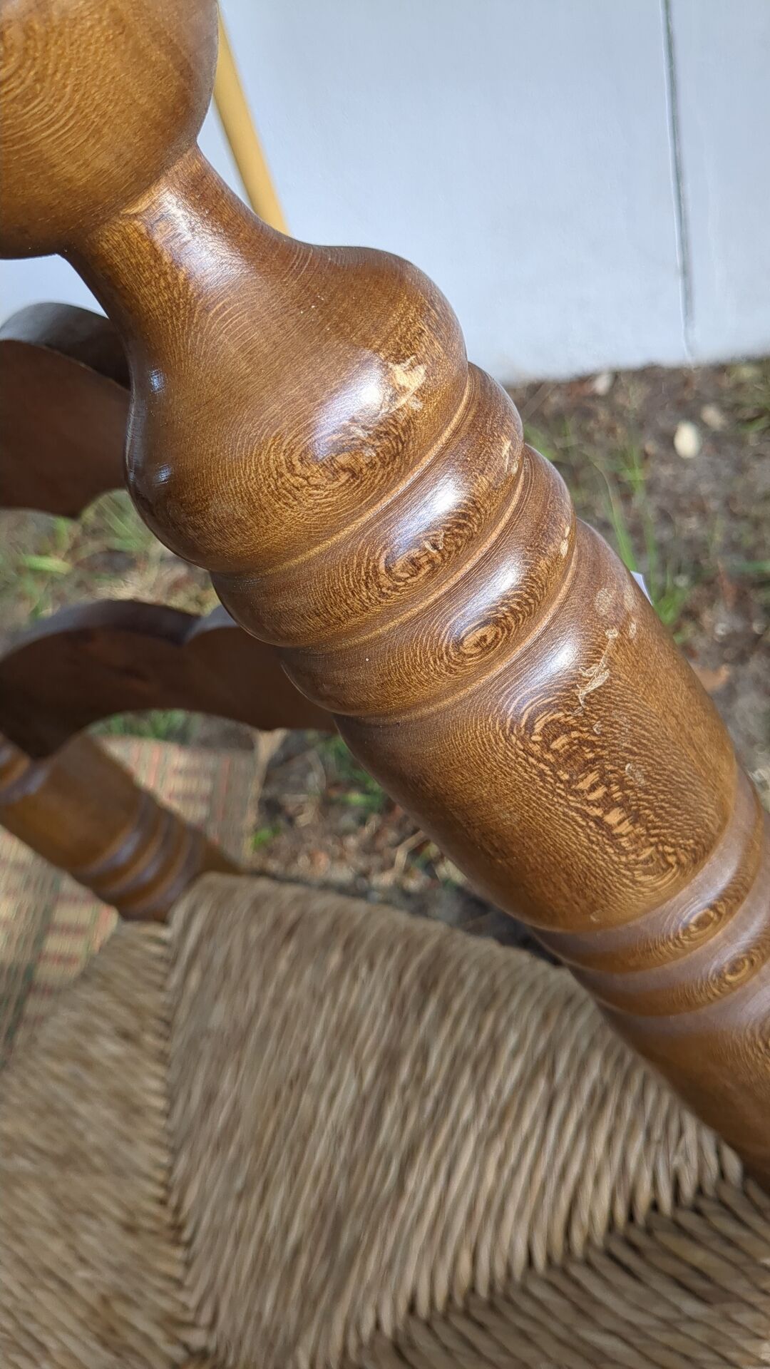 Chaise basse paillée