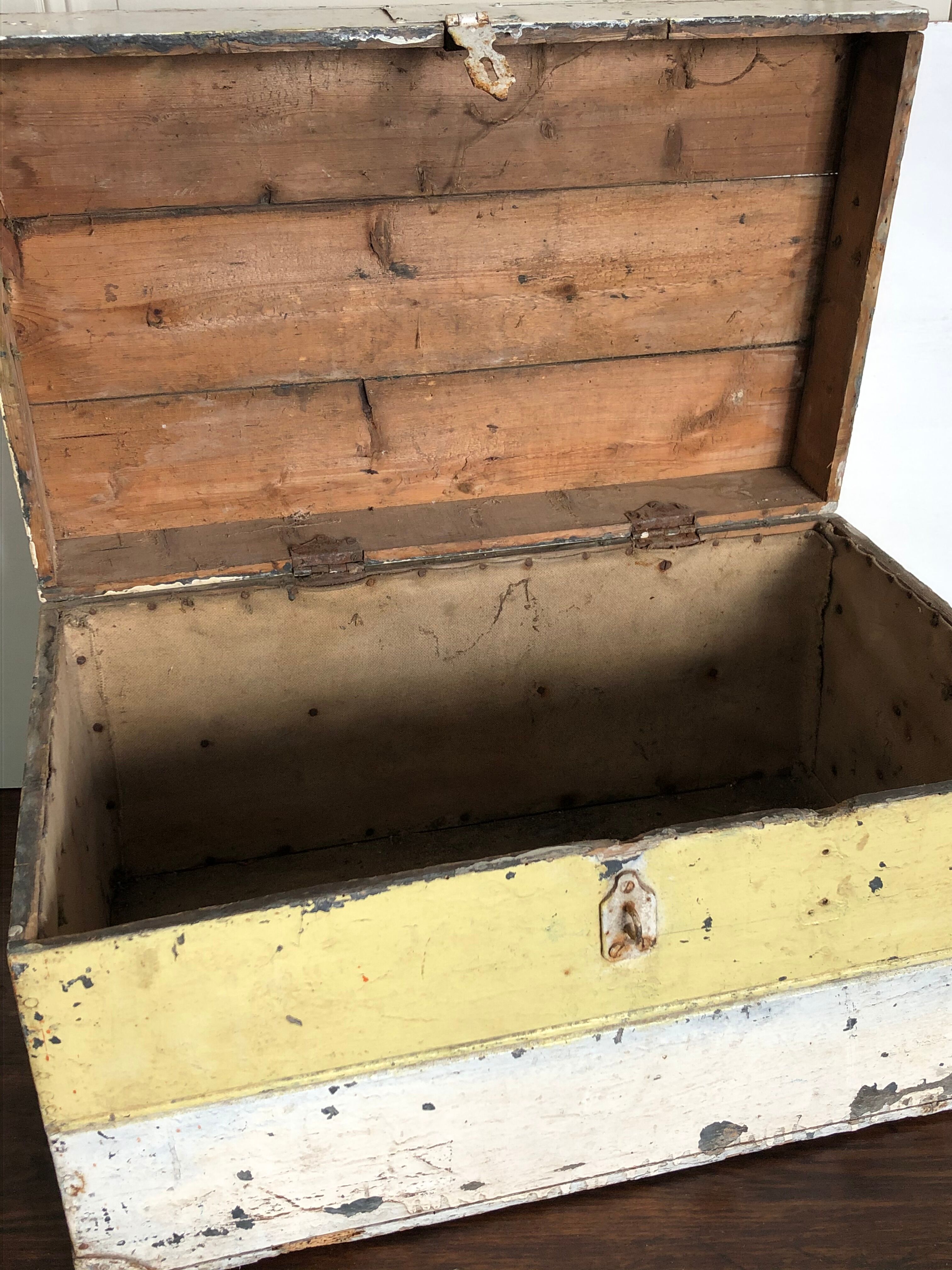 Malle en bois patine d'autrefois