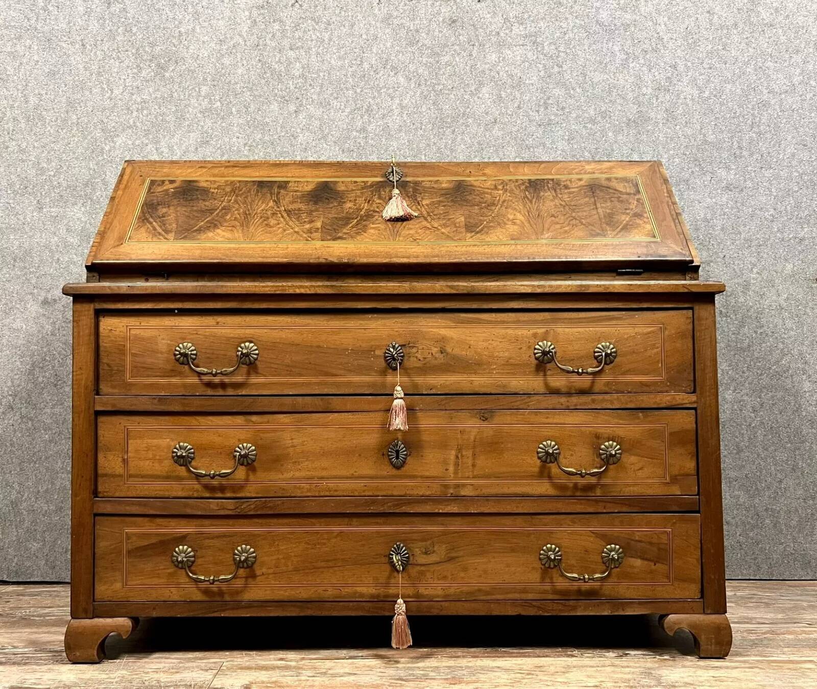 Louis XV period chest of drawers in walnut, burl and marquetry threads