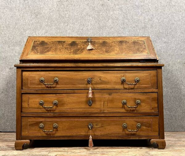 Commode scriban époque Louis XV en noyer, ronce et filets de marqueterie