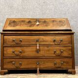 Commode scriban époque Louis XV en noyer, ronce et filets de marqueterie