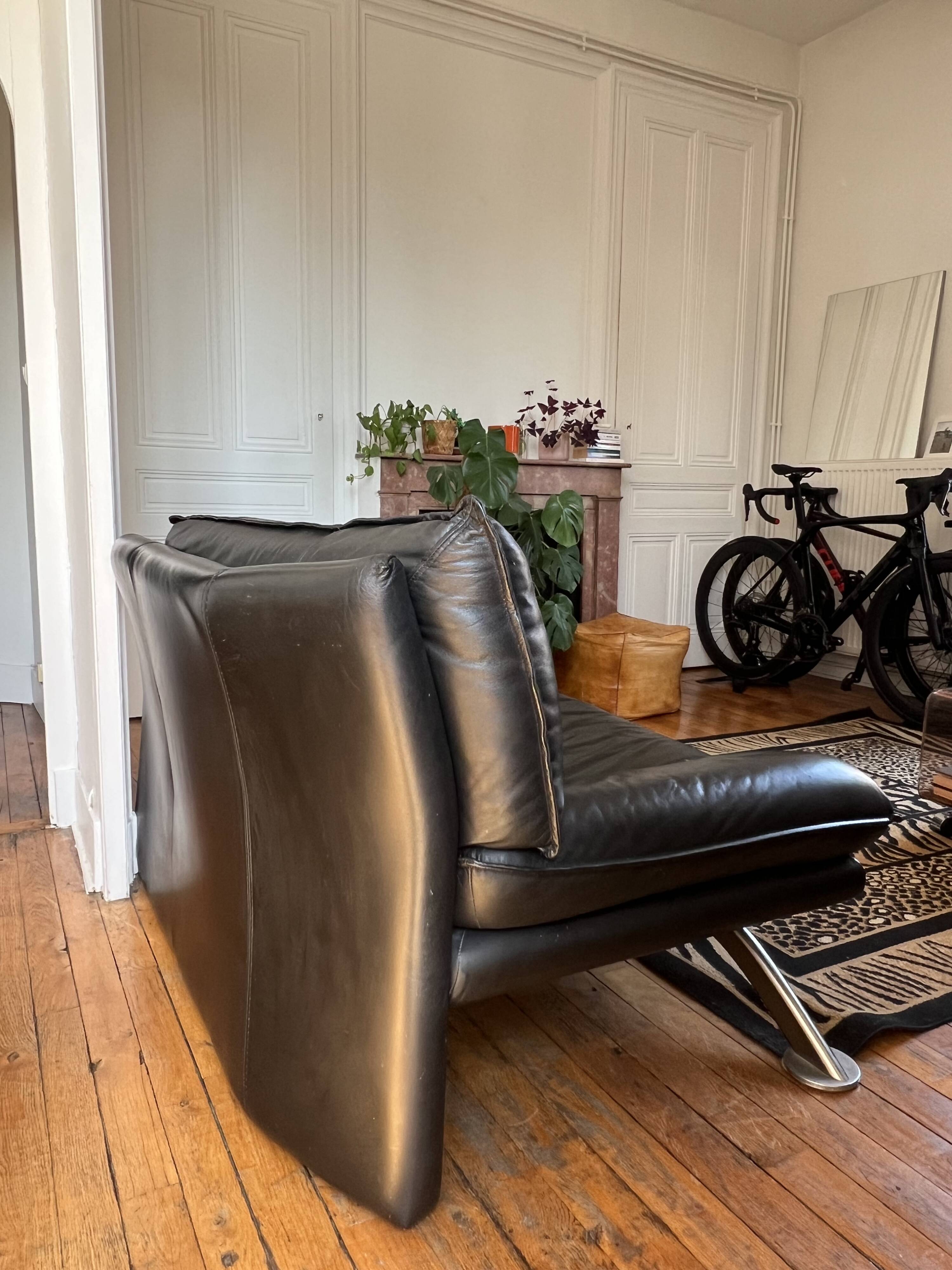 Sleeper/Daybed design in black leather Nicoletti Home